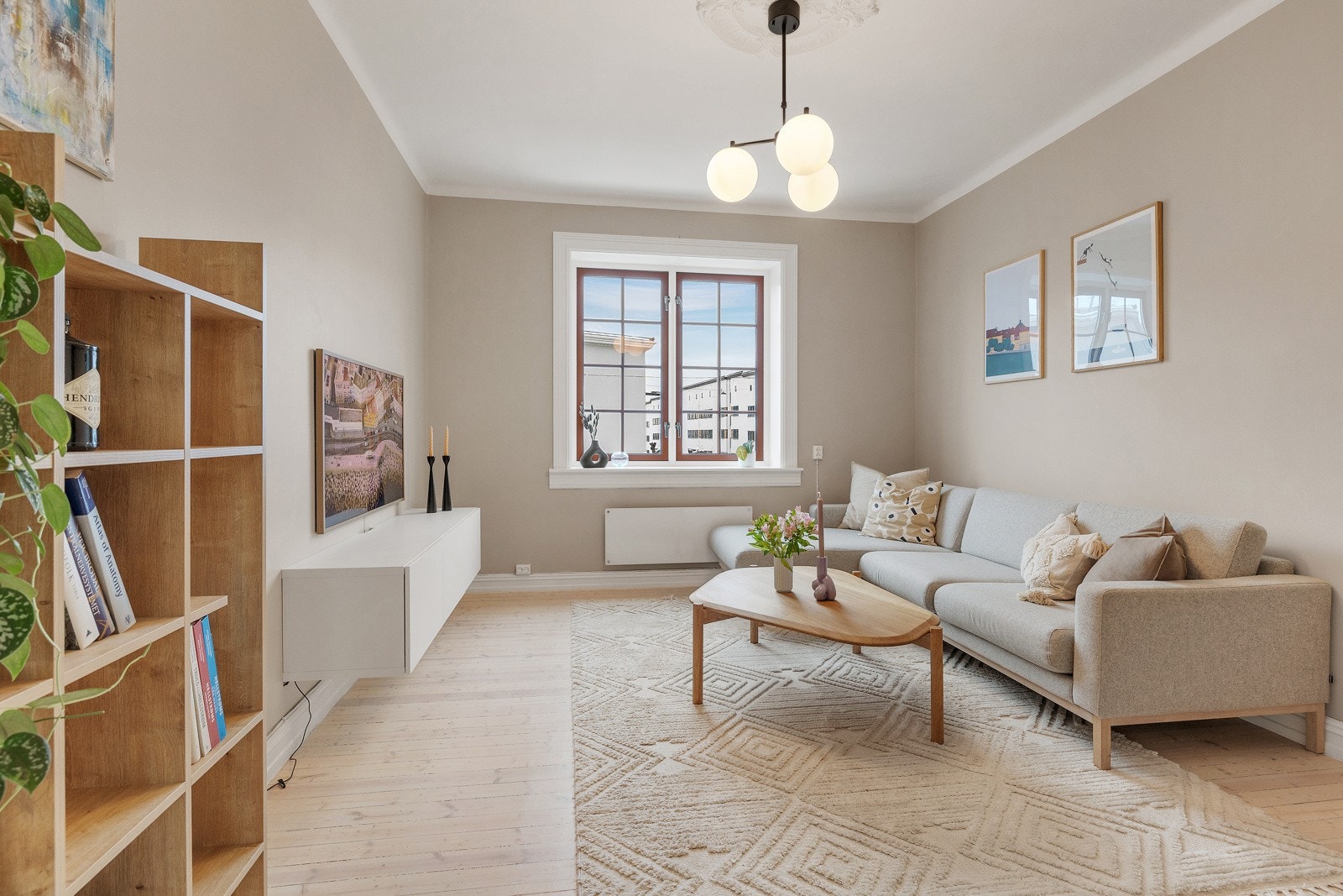 Stuen er det naturlige oppholdsrommet i leiligheten, og er et stort og fint rom Galleribilde