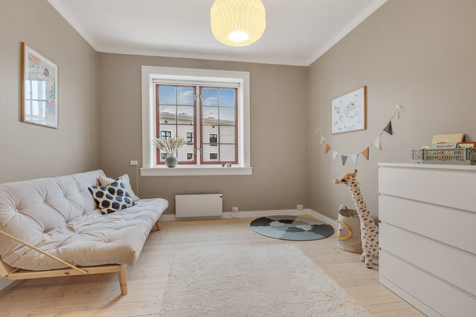 Soverom II er også av svært god størrelse og passer ypperlig som gjesterom, kontor eller barnerom Galleribilde