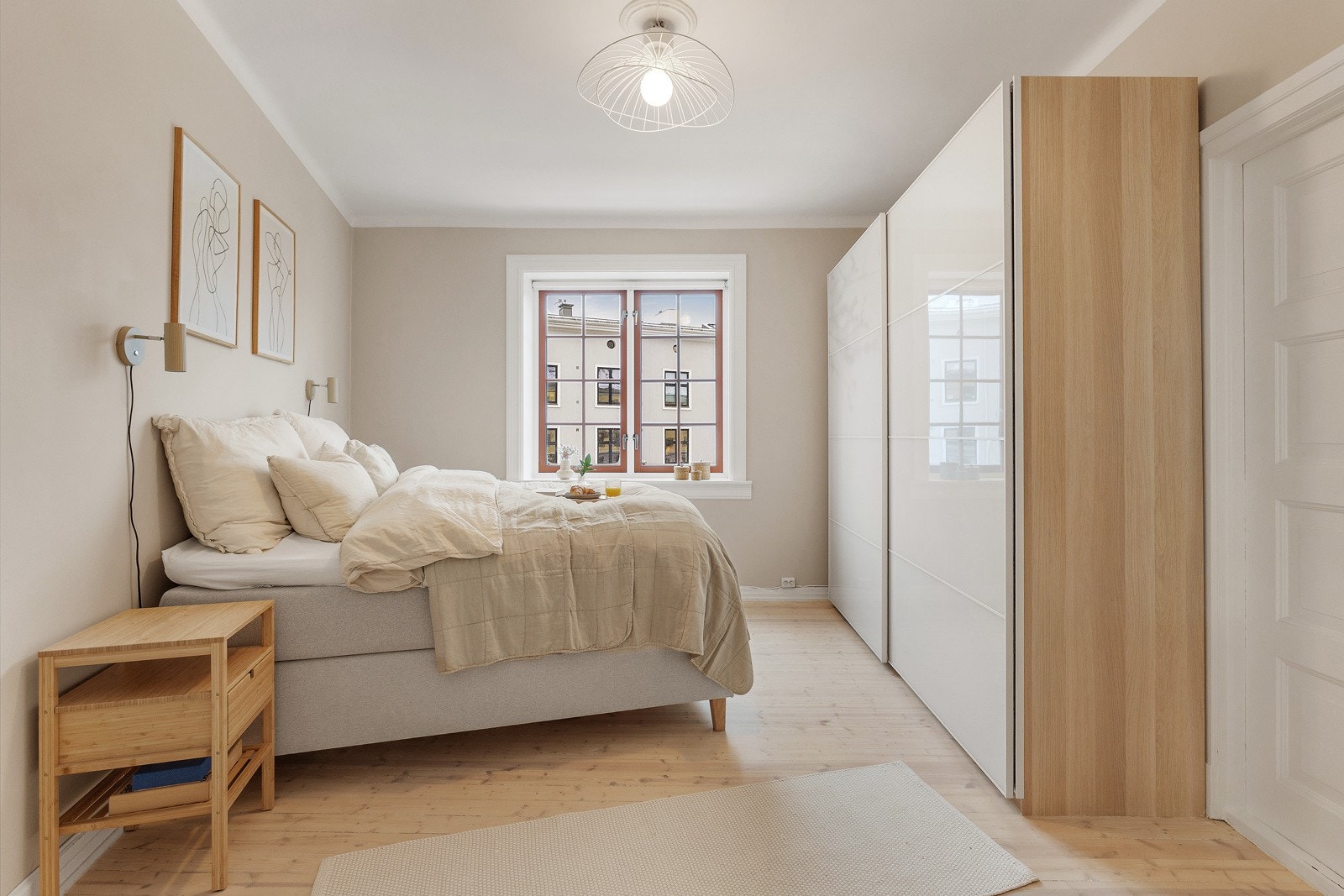 Luftig og stort soverom med god plass til dobbeltseng med nattbord på hver side Galleribilde