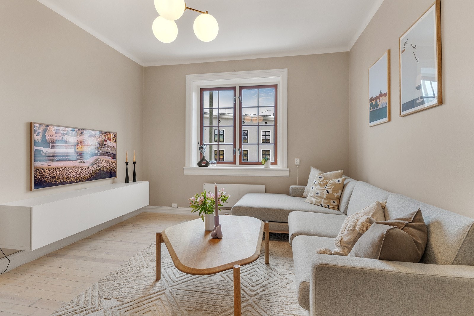 Den gode takhøyden på ca. 2,85 meter bidrar til en god og luftig romfølelse Galleribilde