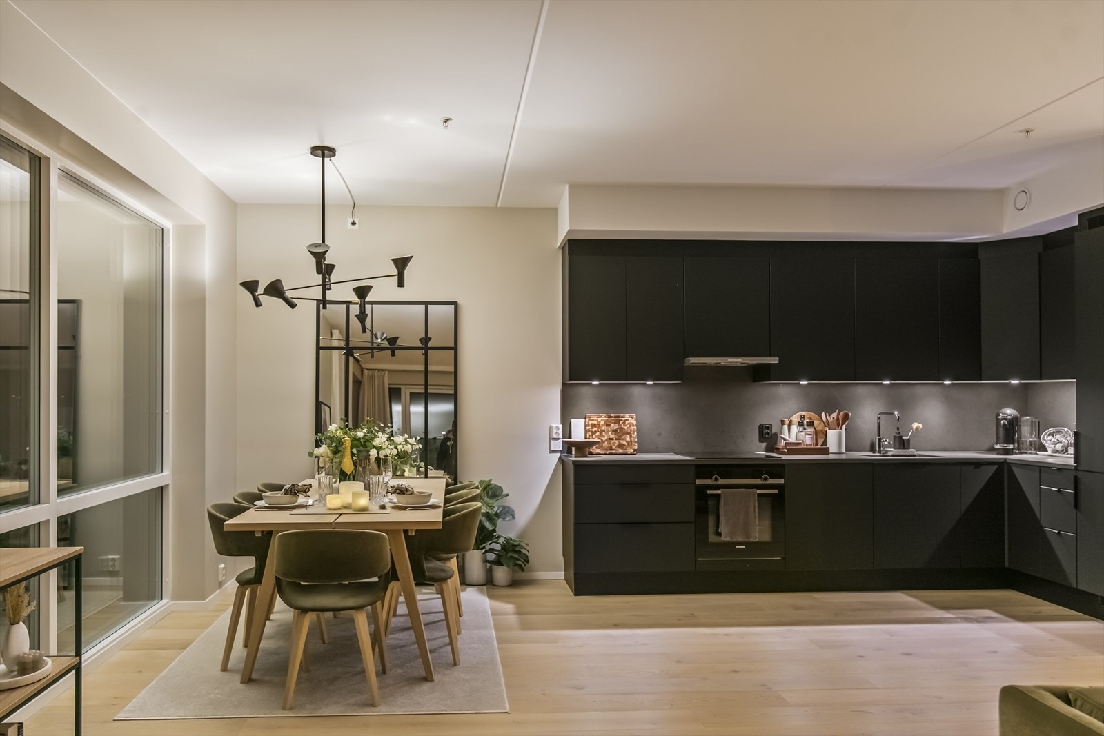Laminat benkeplate med tilsvarende laminat-plater over benk - begge har en flott finish. Galleribilde