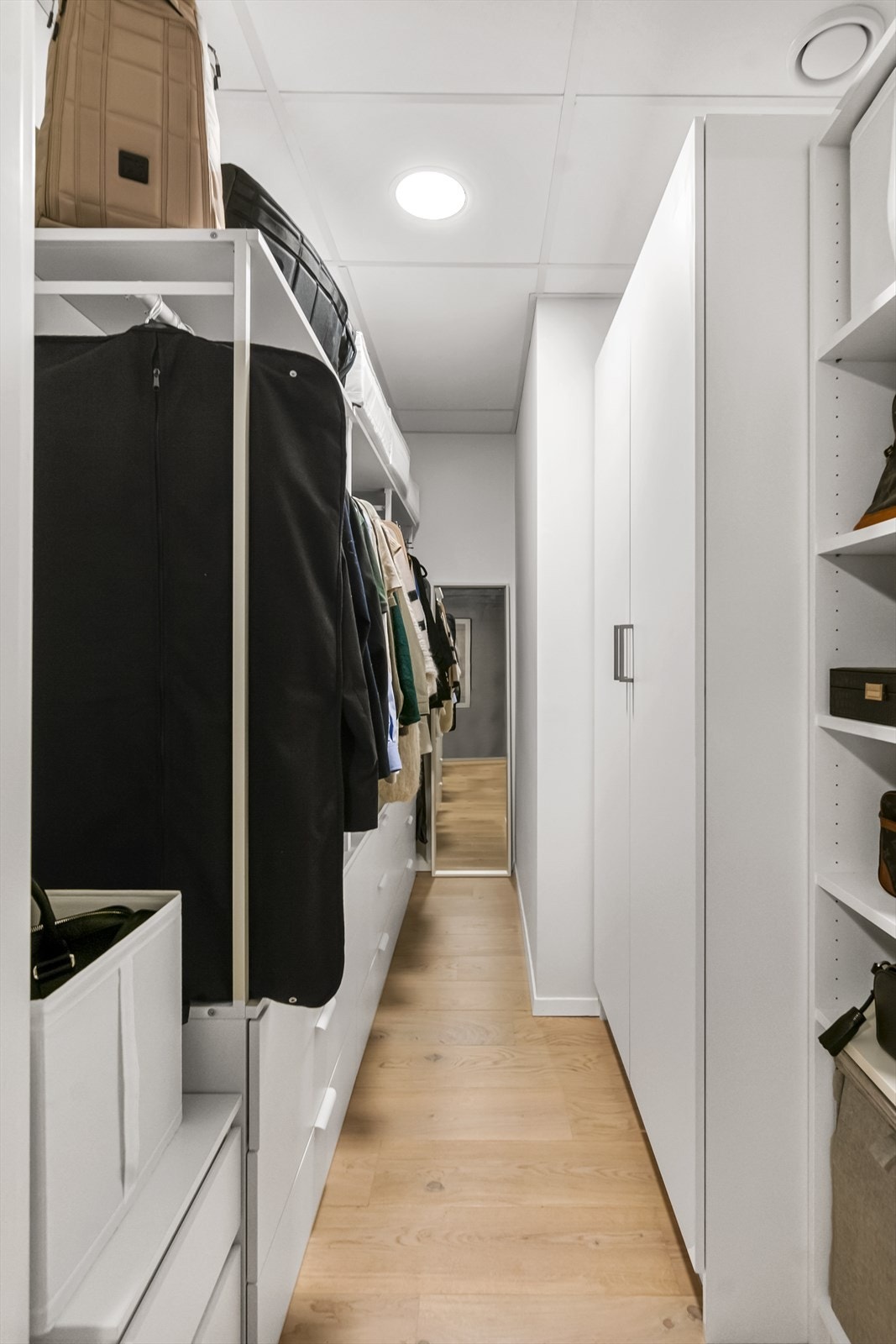 Soverom 2 har også et eget garderoberom, her får man orden på alt. Galleribilde