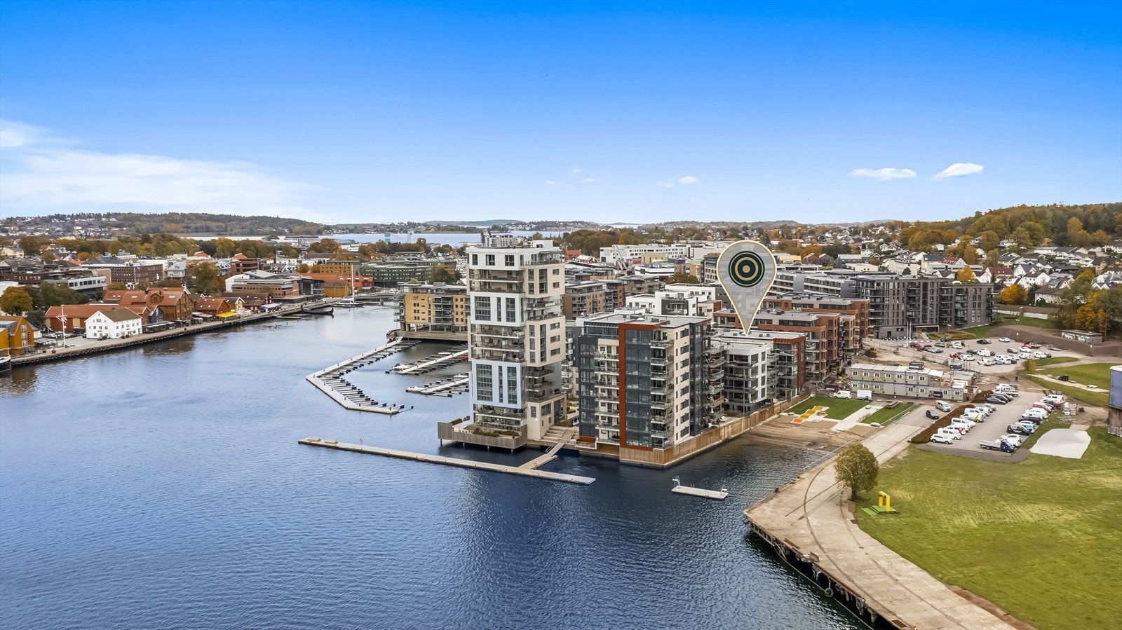 Leiligheten har hyggelig beliggenhet rett ved Brygga i Tønsberg. Boligområdet er sentrumsnært med gangbroen som tar deg direkte over til alle byens fasiliteter. Galleribilde