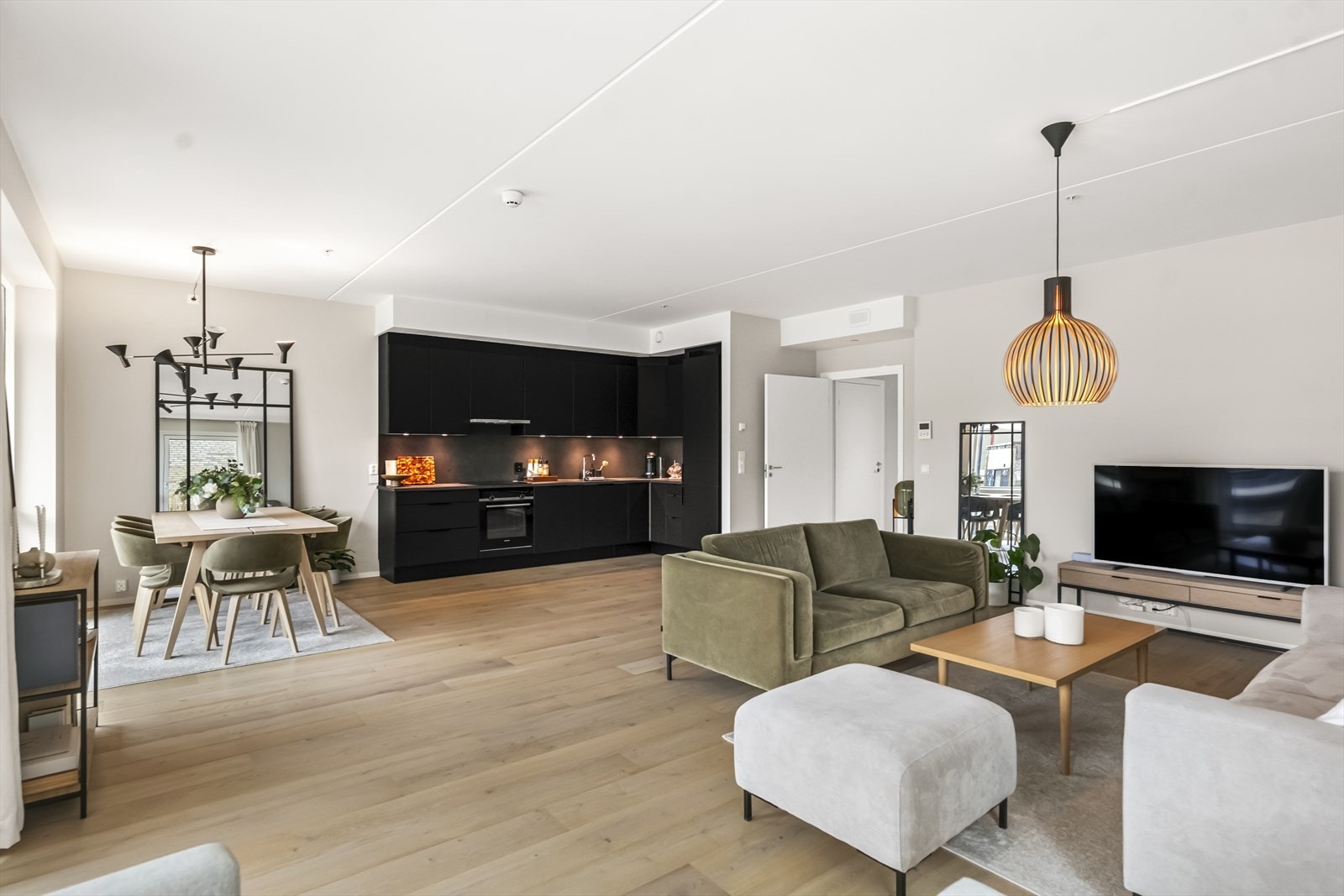 Godt med plass i rommet til både en større spisegruppe samt sofa, stoler etc. Galleribilde