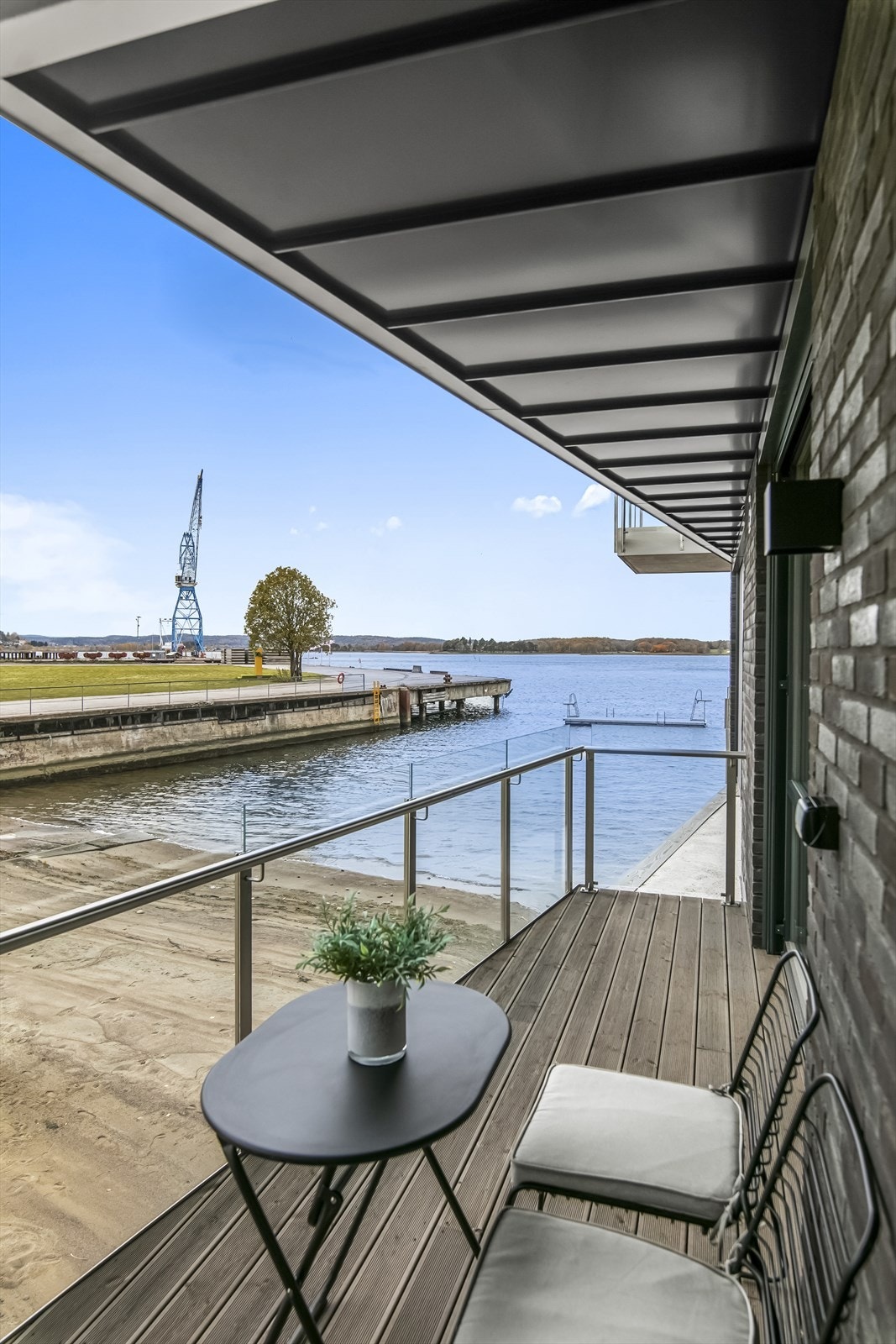 Sydvestvendt terrasse på ca. 13 kvm med sol fra ca. kl.14 og til solnedgang. Dette er virkelig helt topp. Her blir dagene lengre når solforholdene er så gode. Galleribilde