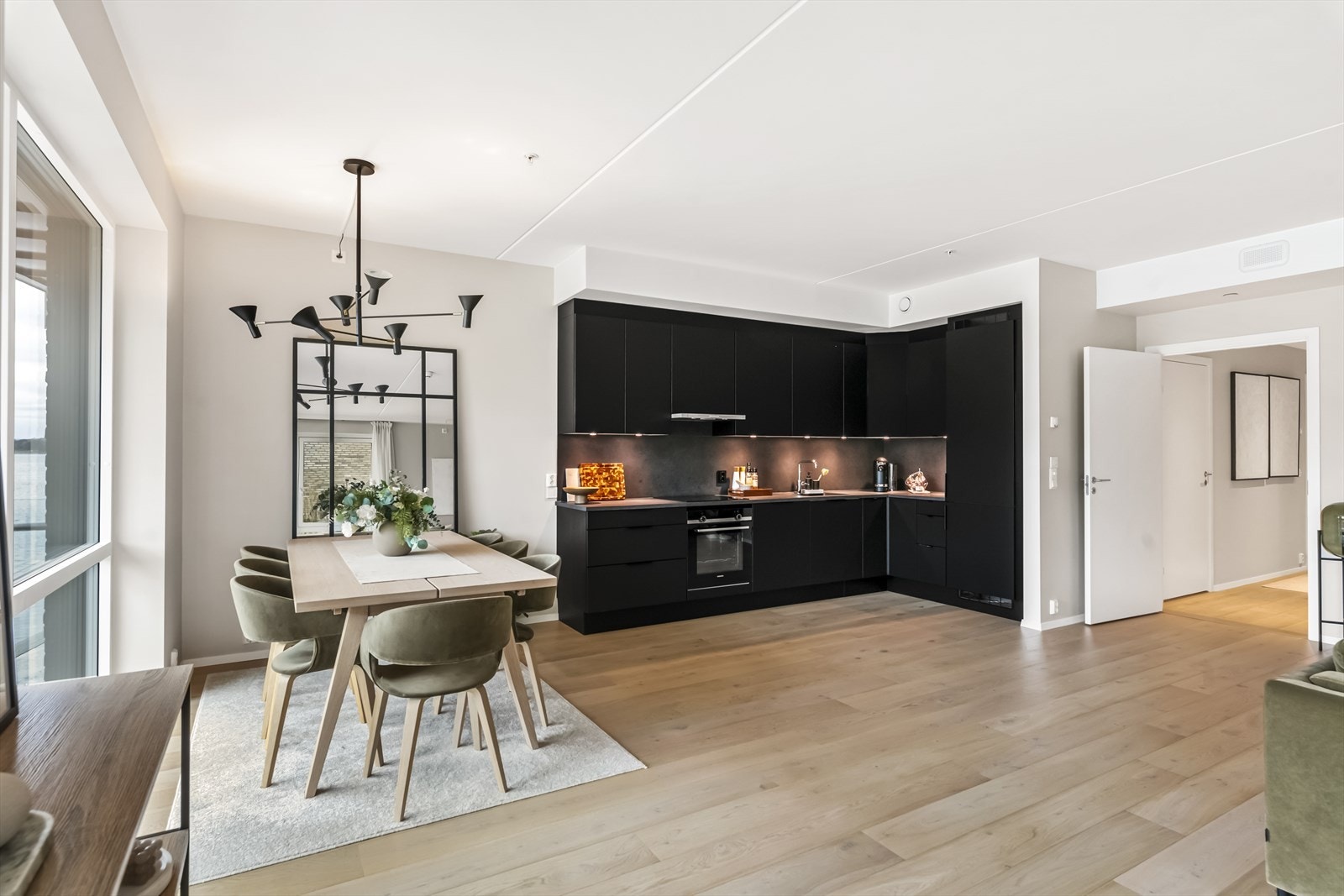 Du får et flott kjøkken fra HTH med slette fronter, innredning er sort og det er montert downlights under overskapene. Galleribilde