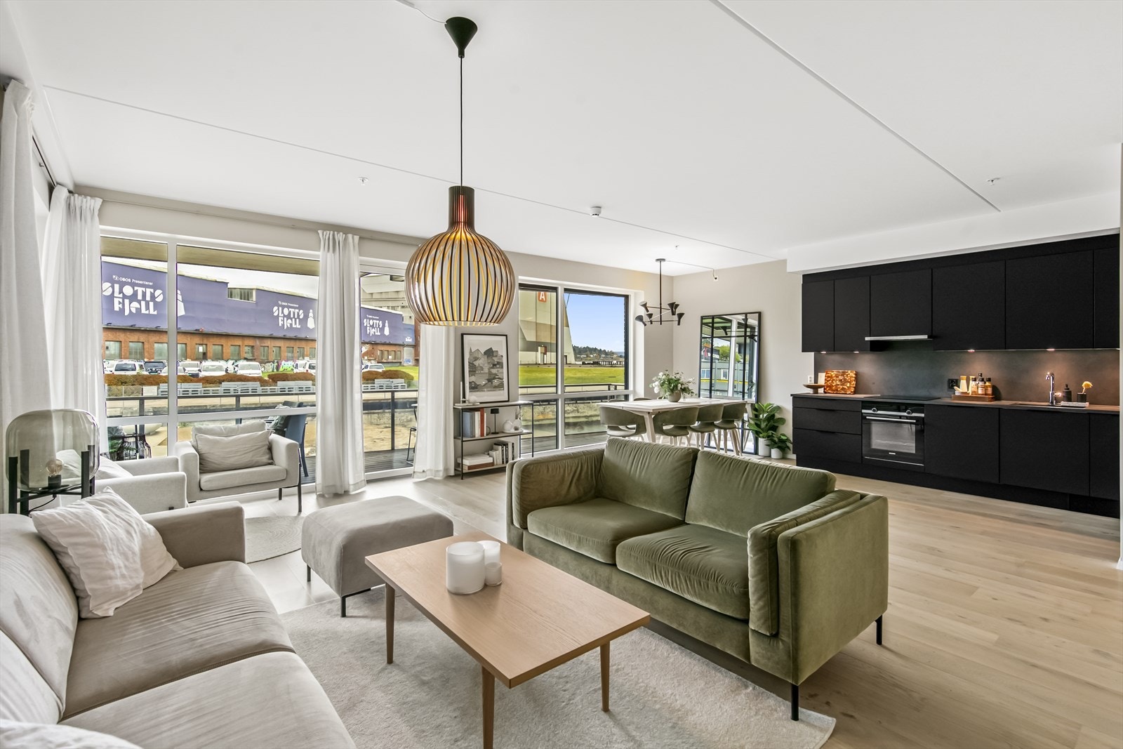 Det er en god takhøyde og store vinduer med en hyggelig utsikt. Du får mange møbleringsmuligheter og kan dele opp i flere sosial soner - det er bare å planlegge i vei. Galleribilde