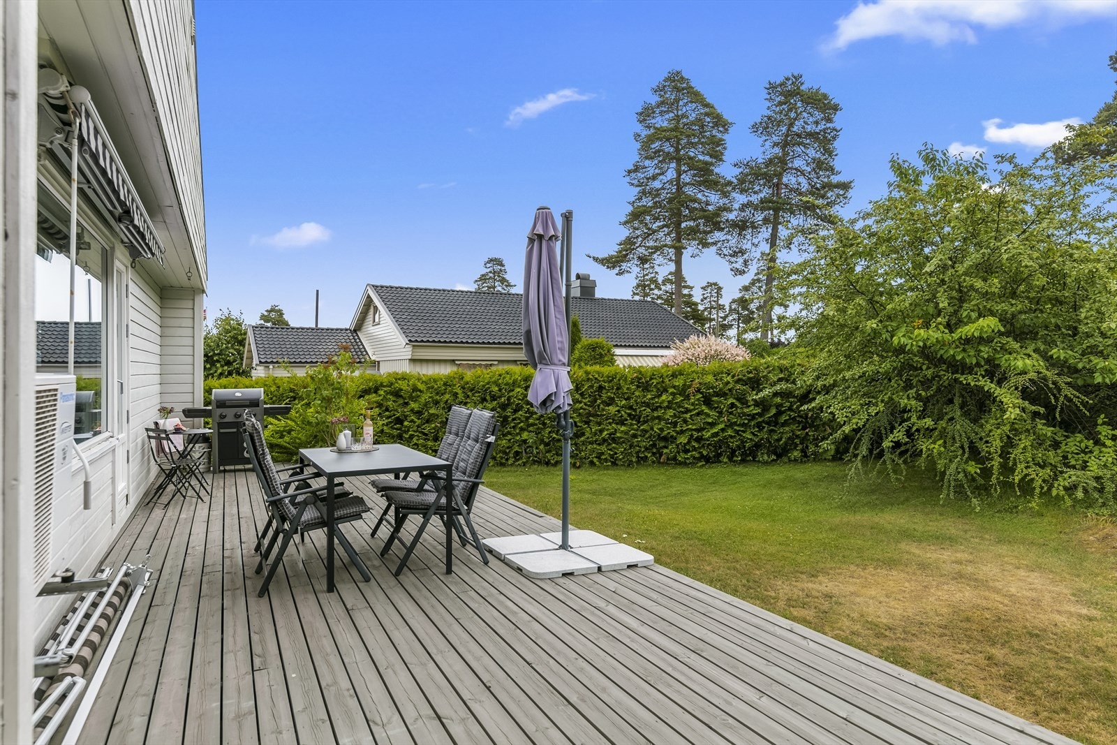 Terrassene er vendt mot syd og vest og har supre solforhold med sol hele dagen. Galleribilde