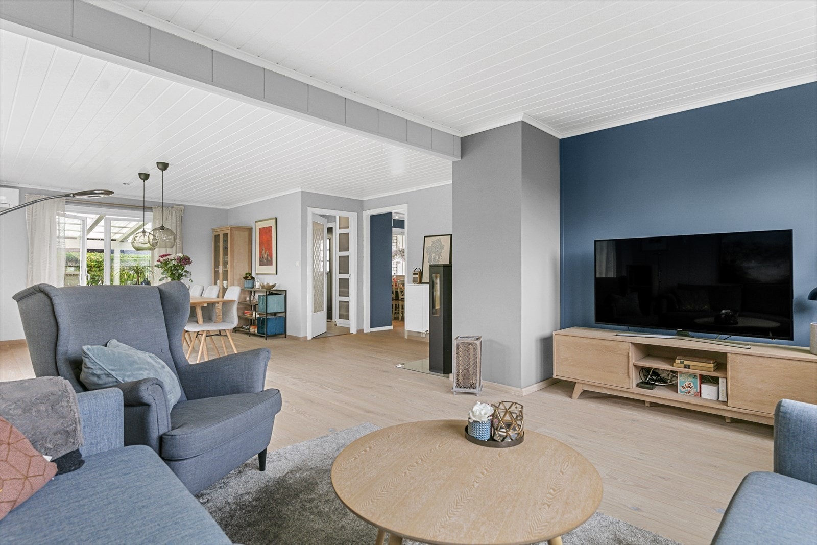 Stuen fremstår som et meget lyst rom, hvor det er rikelig med vindusflater mot både syd, øst og vest. Galleribilde