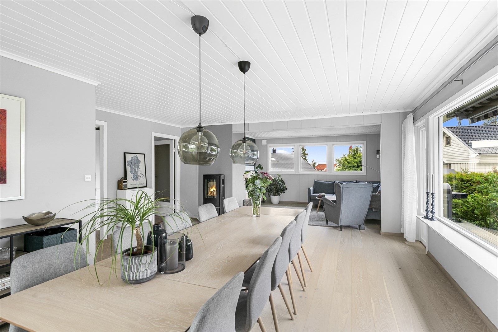 Sentralt plassert står den flotte peisovnen, som gir godt med varme og hygge. Galleribilde