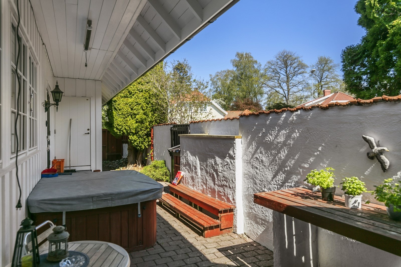 Jacuzzi plasser delvis under tak. Galleribilde