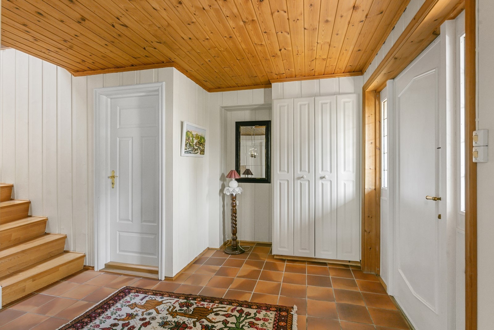 Det største inngangspartiet er med fliser, garderobeskap og ganske så god plass. Galleribilde