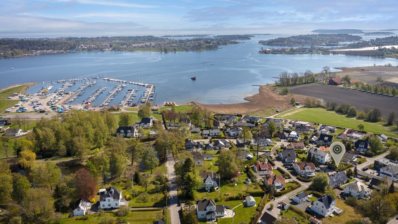Thomas H. Møyland v/ Nordvik eiendomsmegling ønsker deg velkommen - Her på Rosanes bor du sentralt: kort vei til båthavna og badeplass, skoler, barnehager, Teie Torv, Teieskogen og Tønsberg sentrum. Galleribilde