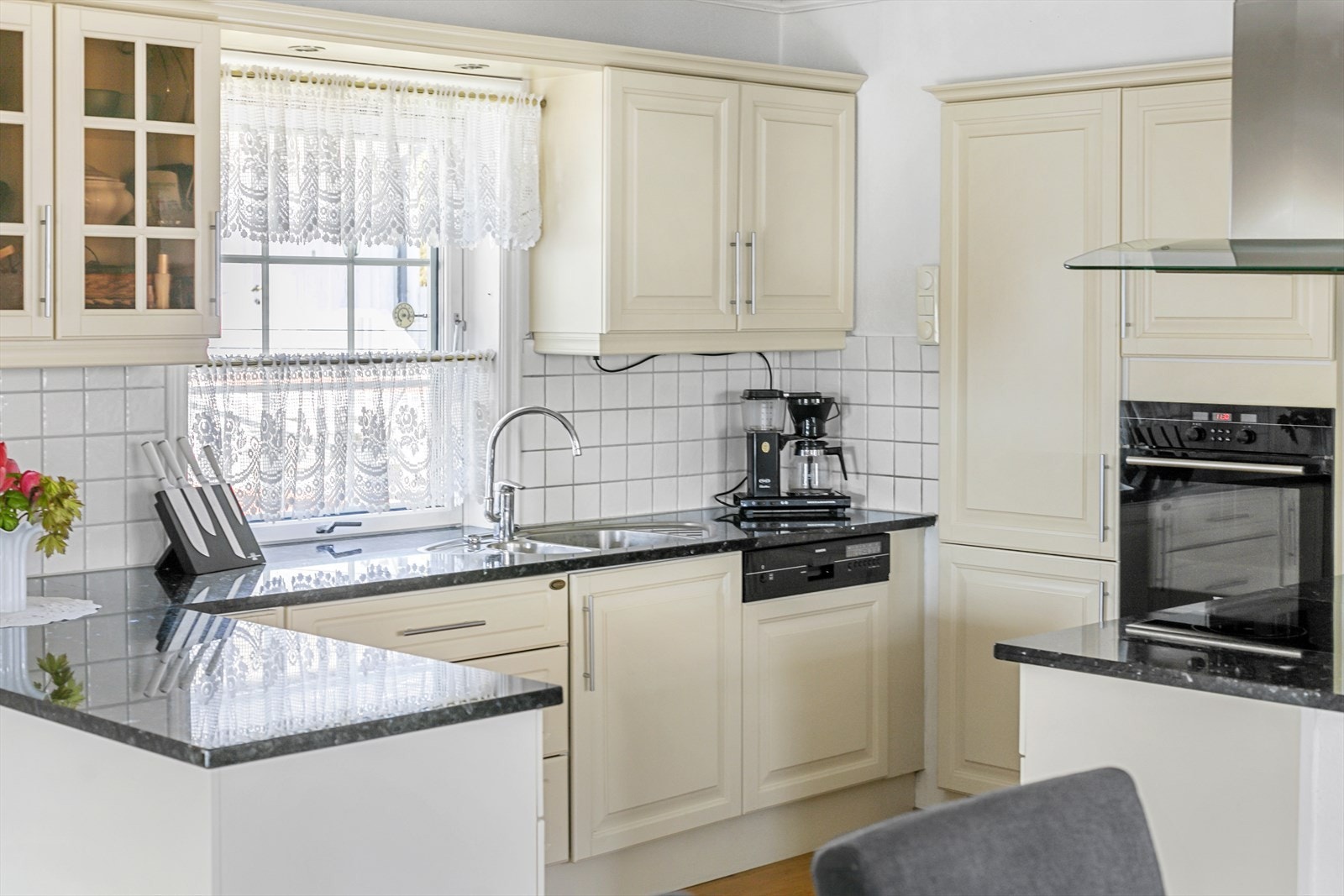 Det er rikelig med plass til kopper og kar og det er soft-close på skuffer og skap. Galleribilde