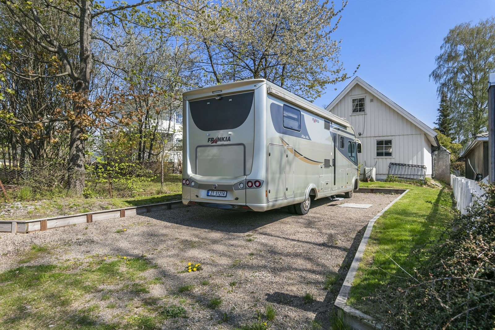 Bak garasjen er det opparbeidet en stor parkeringsplass, her kan man ha bobil, campingvogn eller kanskje båten? Galleribilde