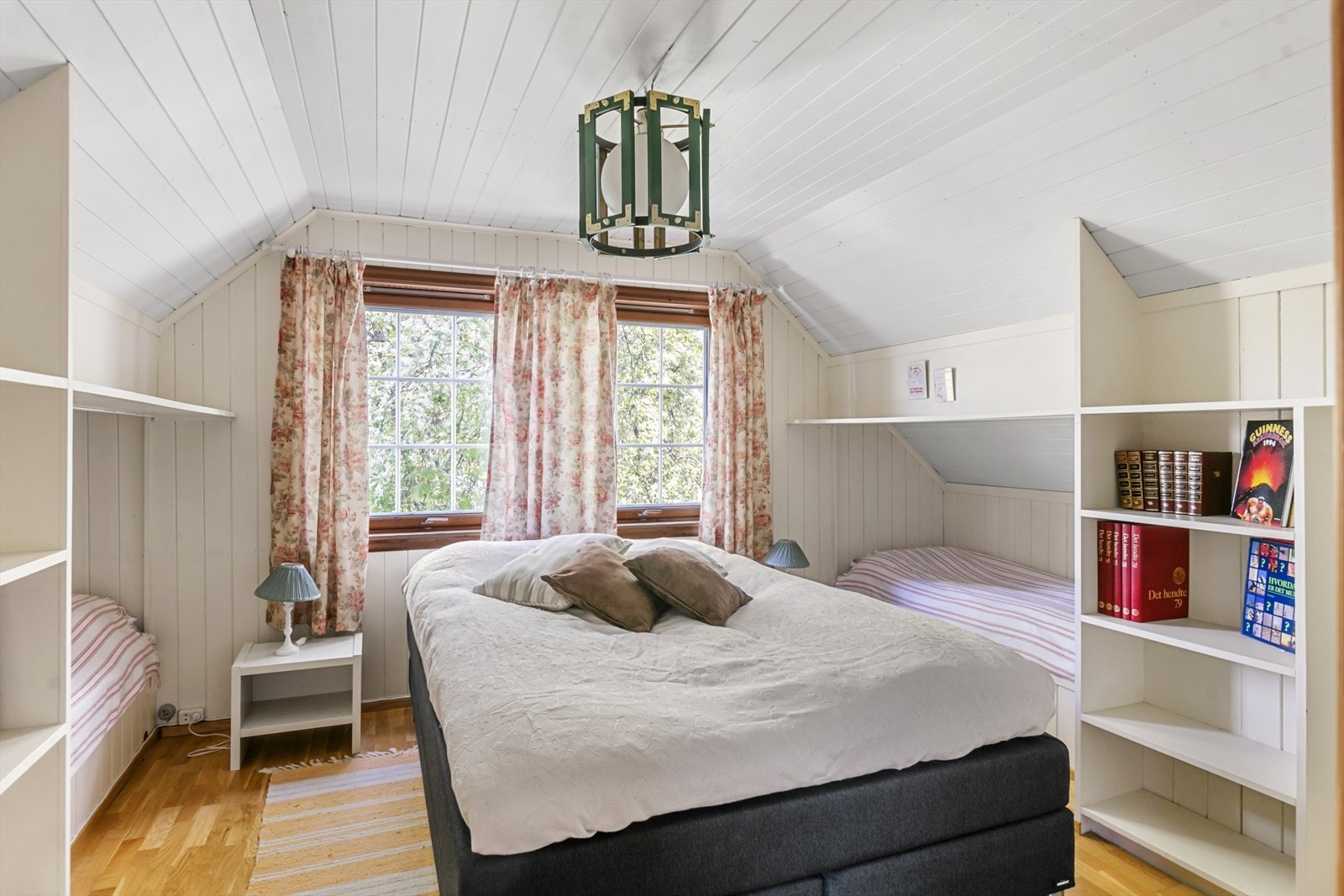 Soverom med to plassbygde senger. Galleribilde
