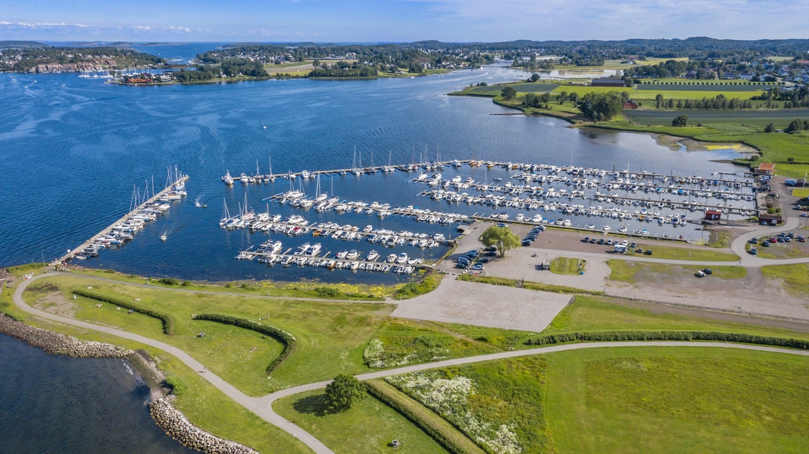 Kun 5 min å rusler ned til båthavn og badeplass. I parken er det også hyggelig, stor lekeplass og mange spennende gjemmesteder:) Galleribilde