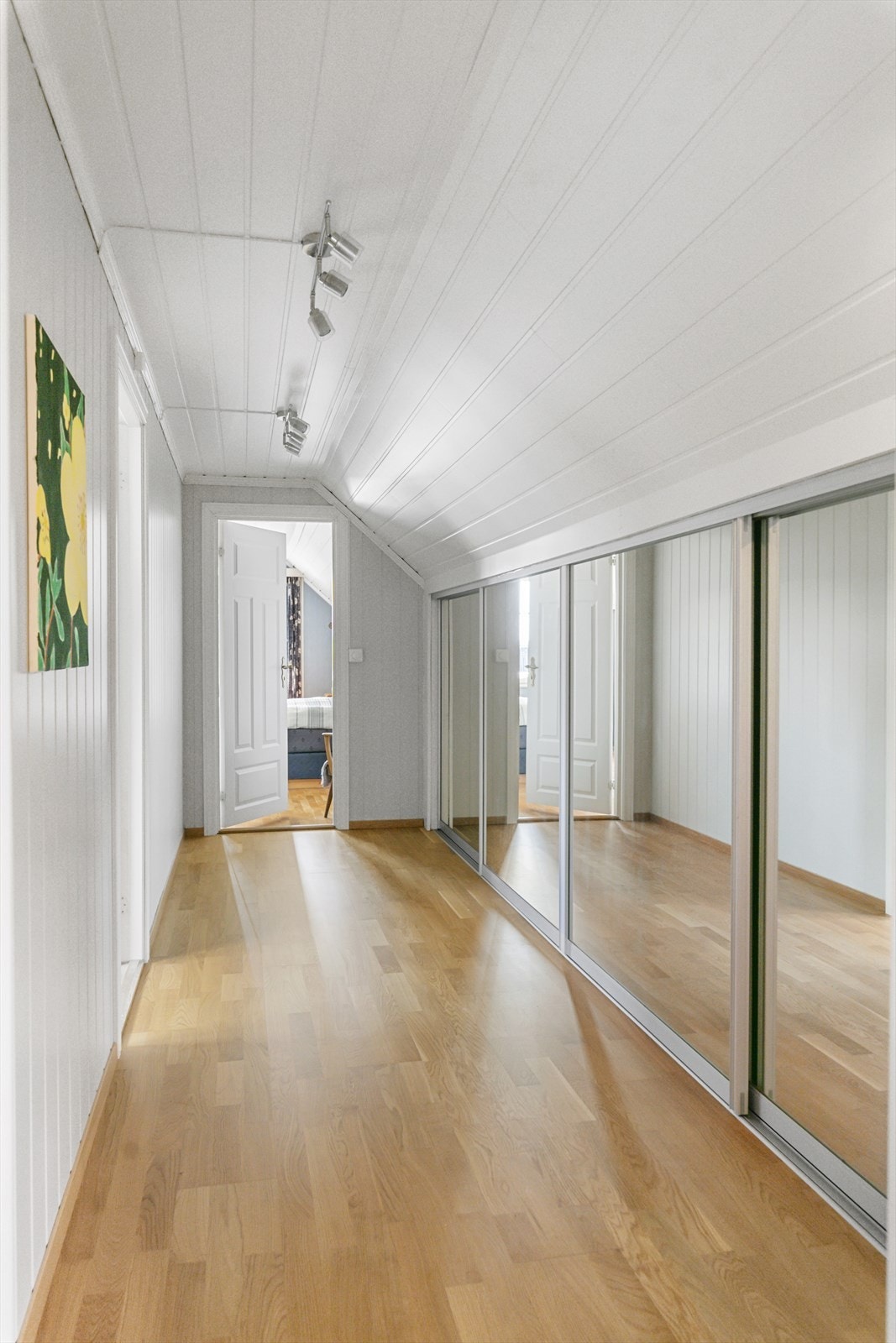 Hall med skyvedører og oppbevaring. Galleribilde