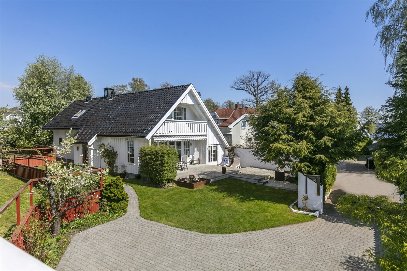 Velholdt gårdsplass Galleribilde