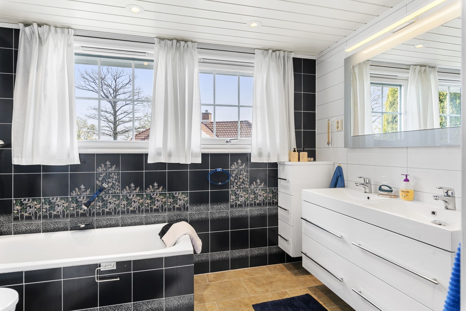 Badet i andre etasje, praktisk og med en god størrelse. Galleribilde