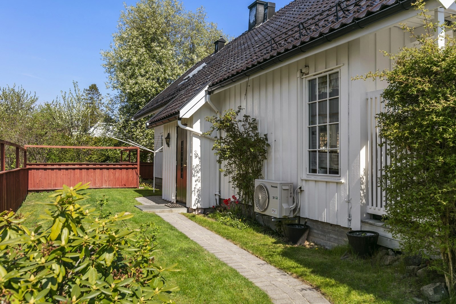 Steinlagt sti fra gårdsplass til entré. Galleribilde