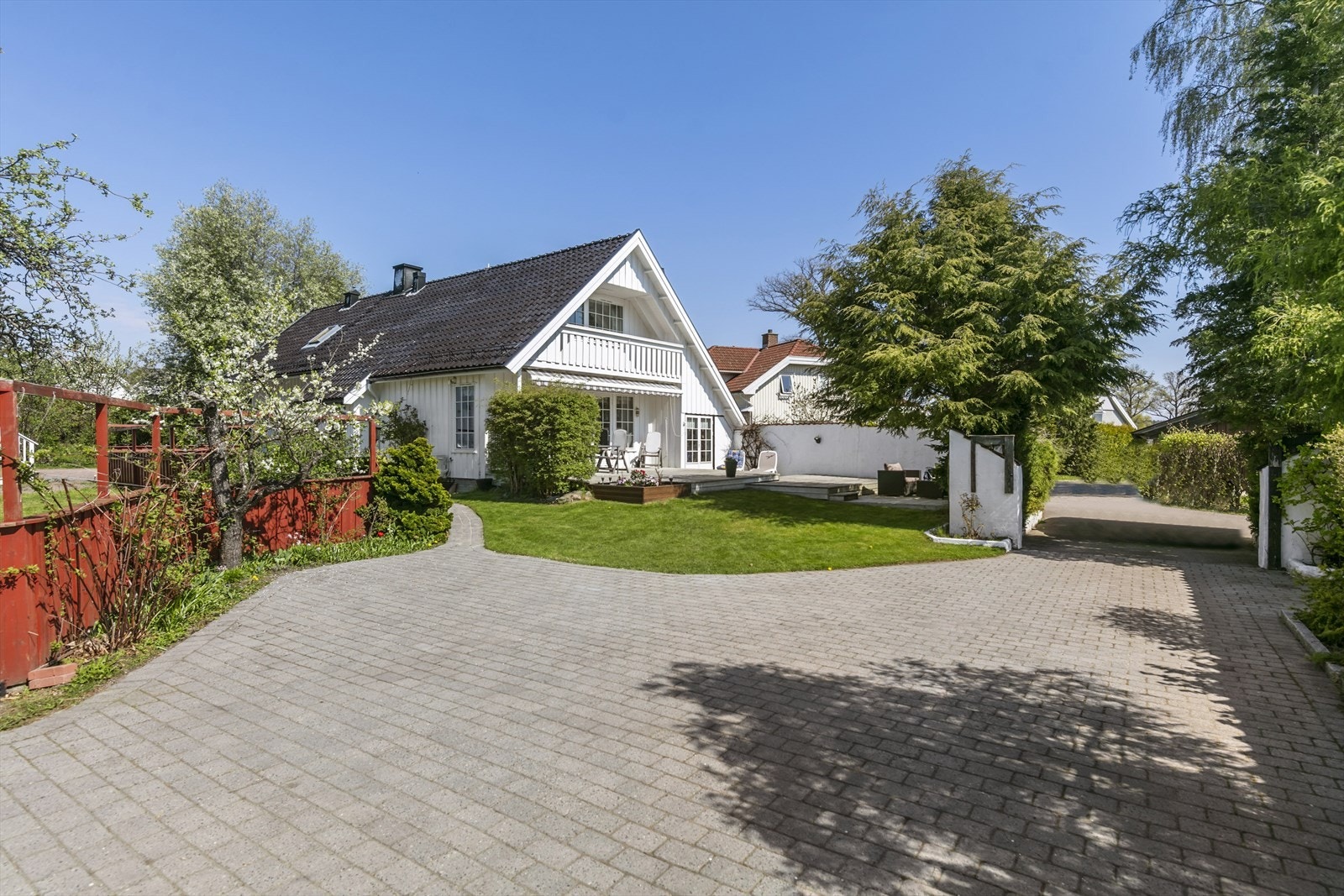 Dette en innholdsrik og velholdt enebolig med sol fra morgen til kveld. Galleribilde