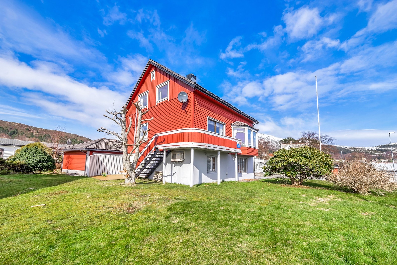 EiendomsMegler 1 v/ Gabrielle Moen Remøy har gleden av å presentere Flusundvegen 35! (Foto H5 Property v/ Kristin Eide). Galleribilde