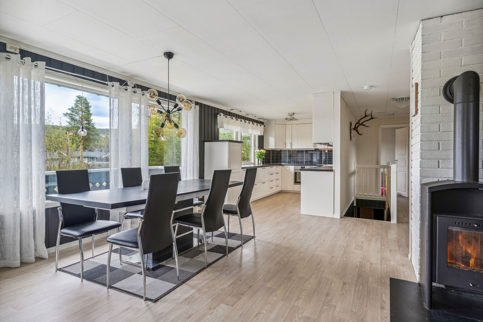 Boligen har en åpen romløsning i hovedetasjen der stua og kjøkkenet utgjør hoveddelen med god plass til spisestue og salonggruppe Galleribilde
