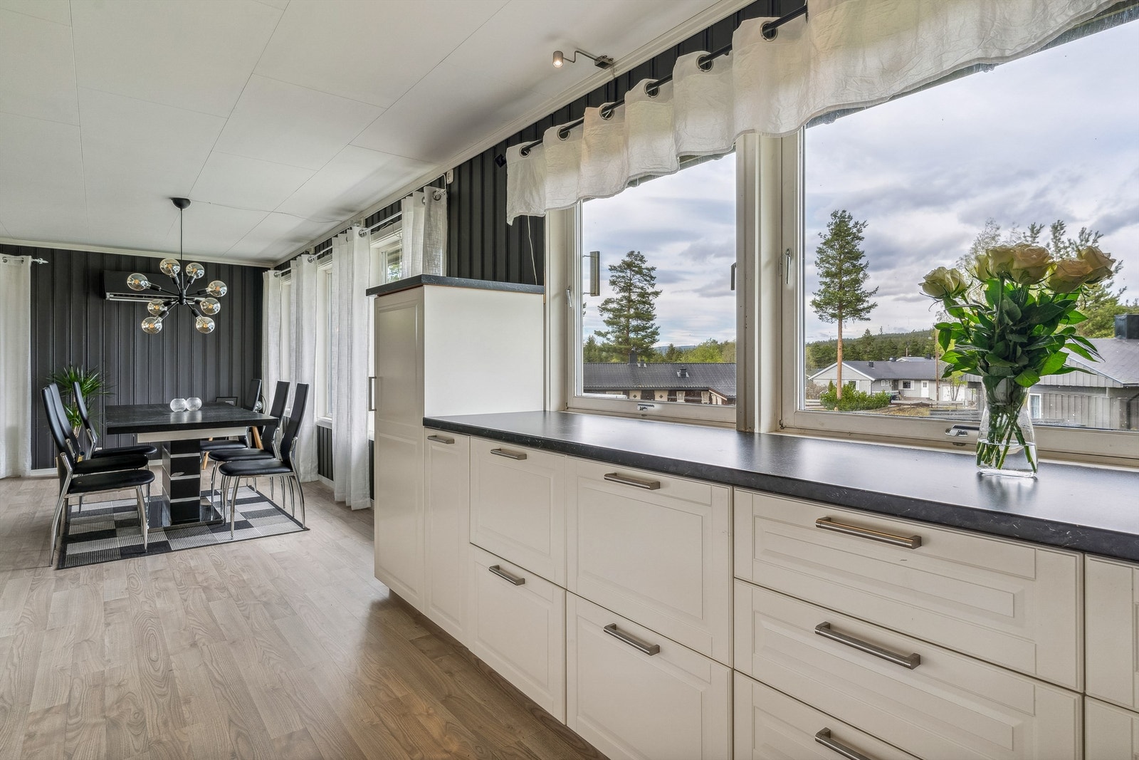 Flott kjøkken med en åpen løsning til stua Galleribilde