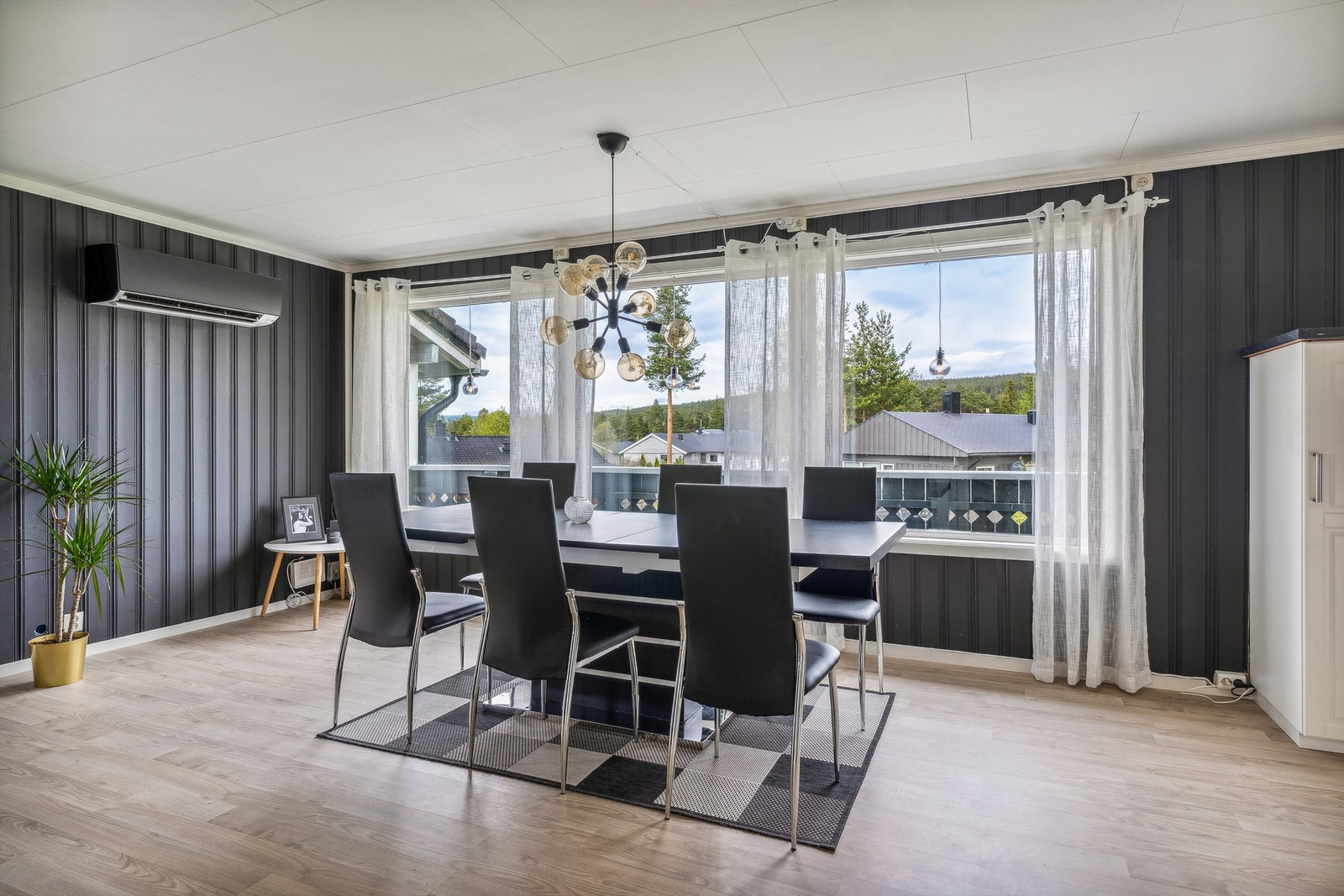 I stua er det luft-luft varmepumpe i tillegg til peisovn Galleribilde