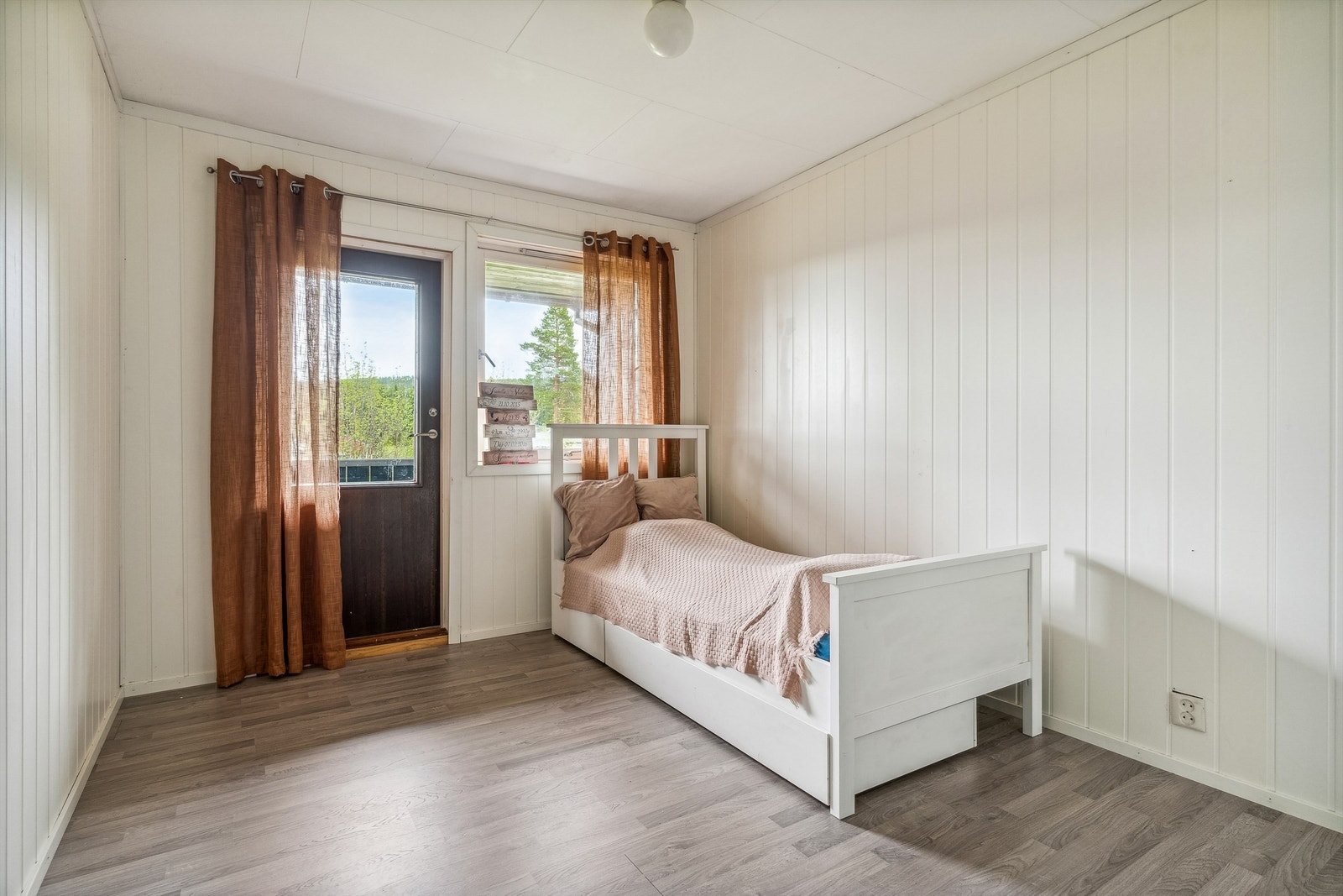 Soverom 1 i 1. etasje med utgang til luftebalkong Galleribilde
