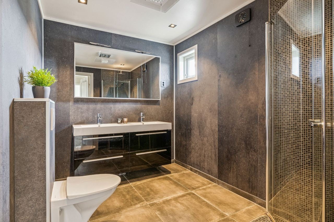Det flott badet i 1. etasje ble pusset opp i 2018 Galleribilde