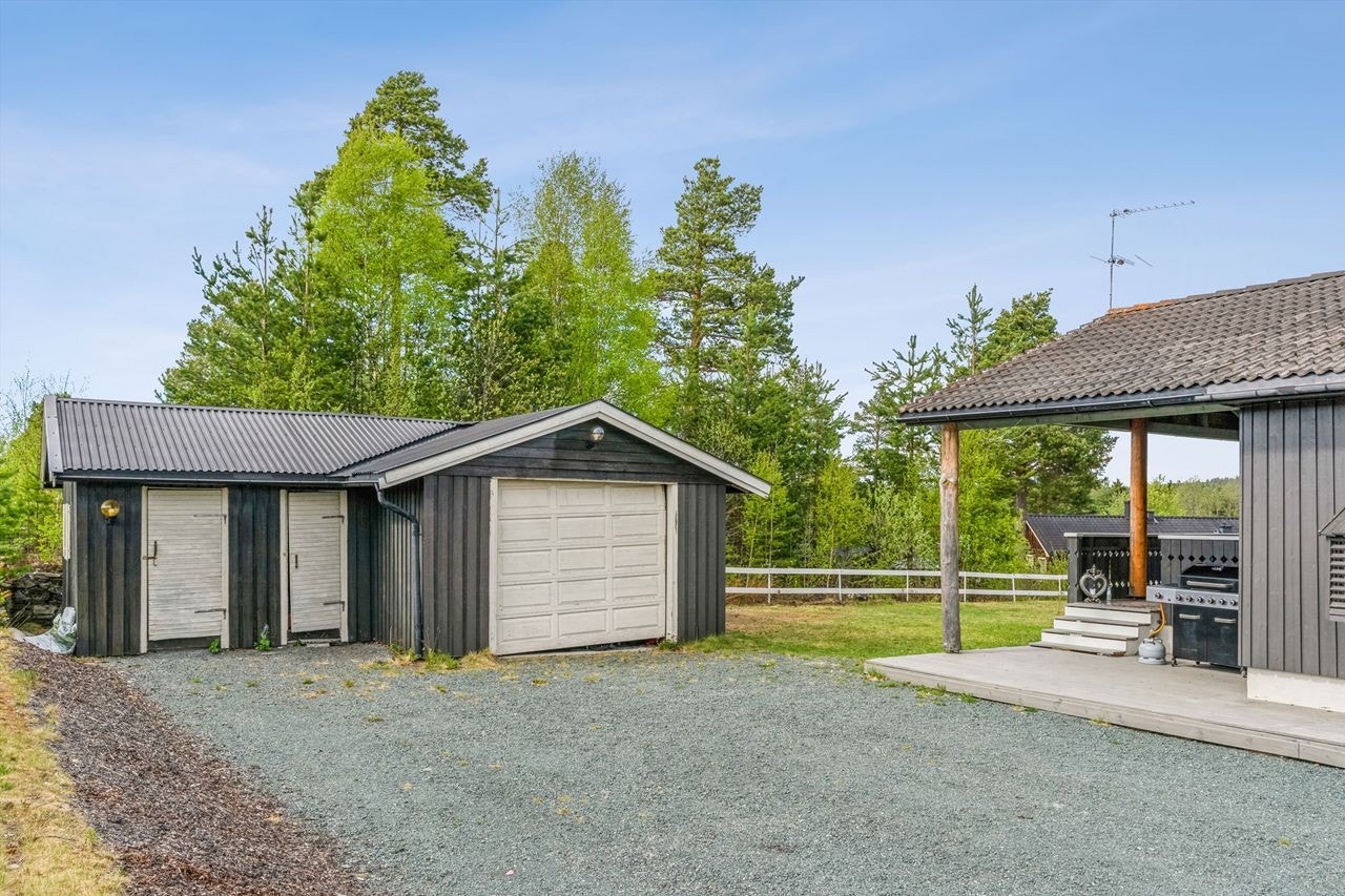 Garasje med to boder Galleribilde