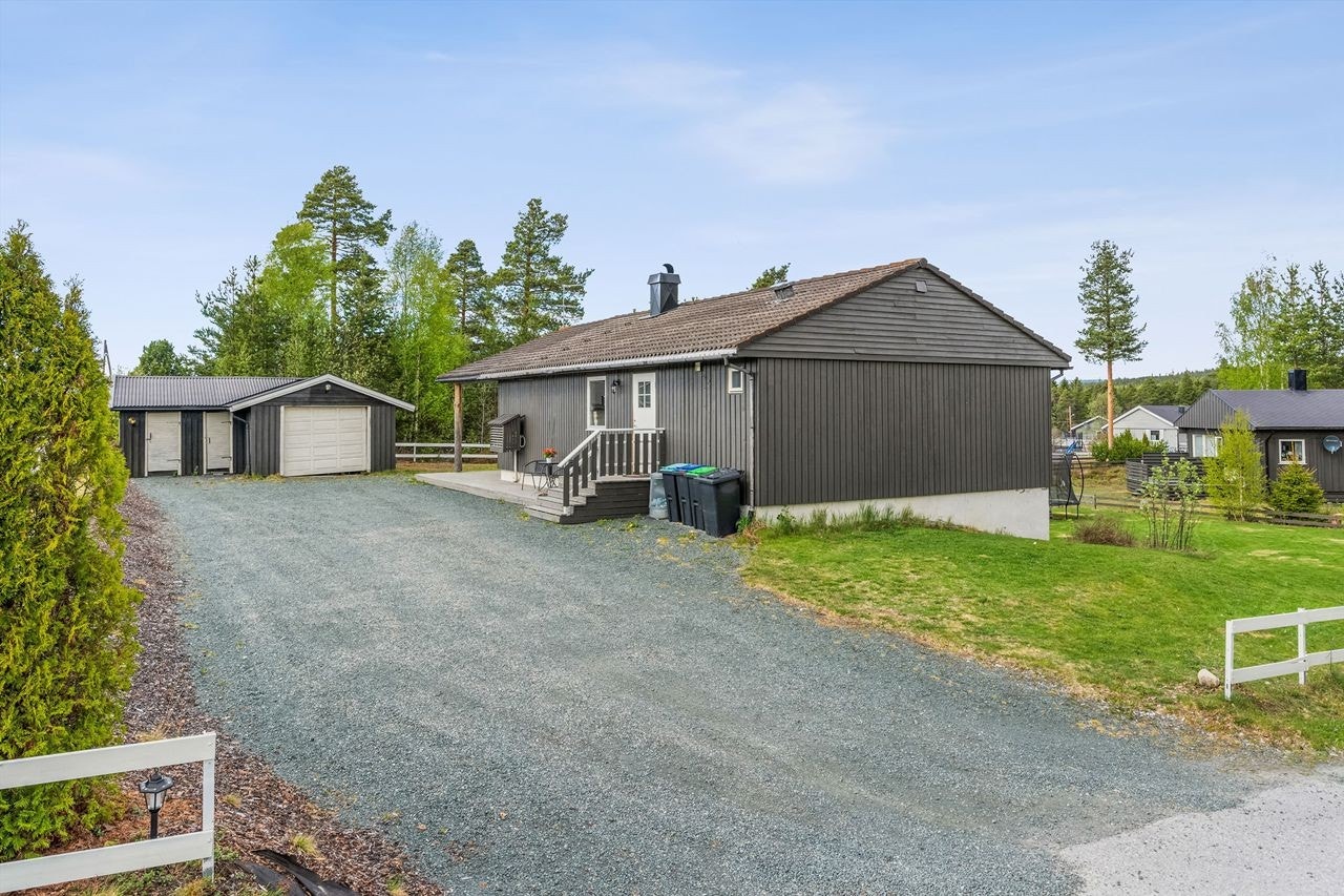Gårdsplassen er utvidet betydelig de senere med nytt bærelag. Her er det romslig plass til flere biler Galleribilde