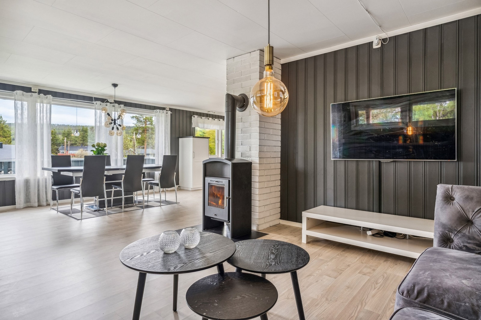 Stue med fin peisovn Galleribilde