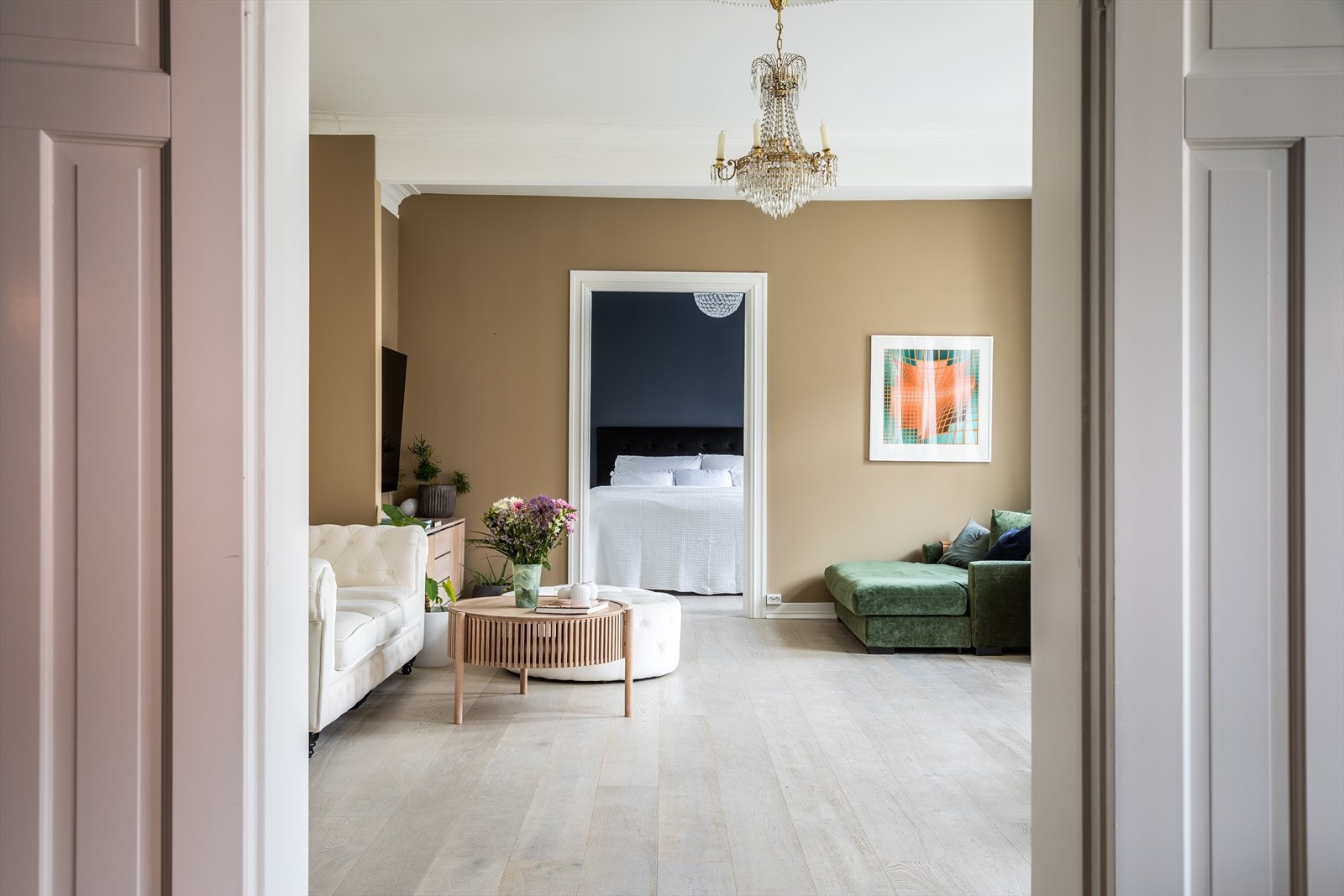 Leiligheten har en meget unik og sjelden planløsning med tre stuer på rad følelse. Galleribilde