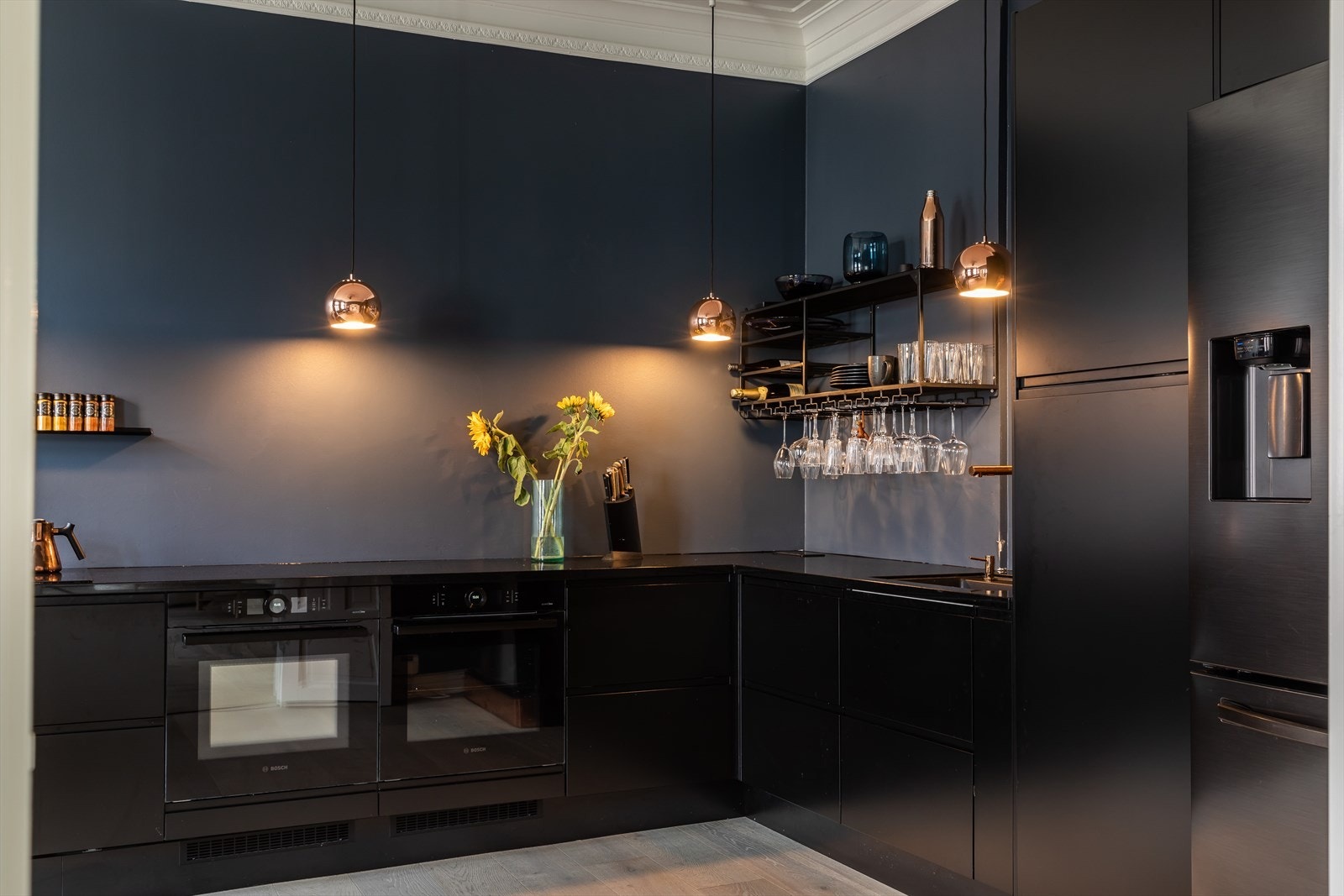 Nye hvitevarer består av platetopp med integrert ventilator, kombiovn med damp og micro, Bosch stekeovn og oppvaskmaskin er integrert i innredningen. Galleribilde