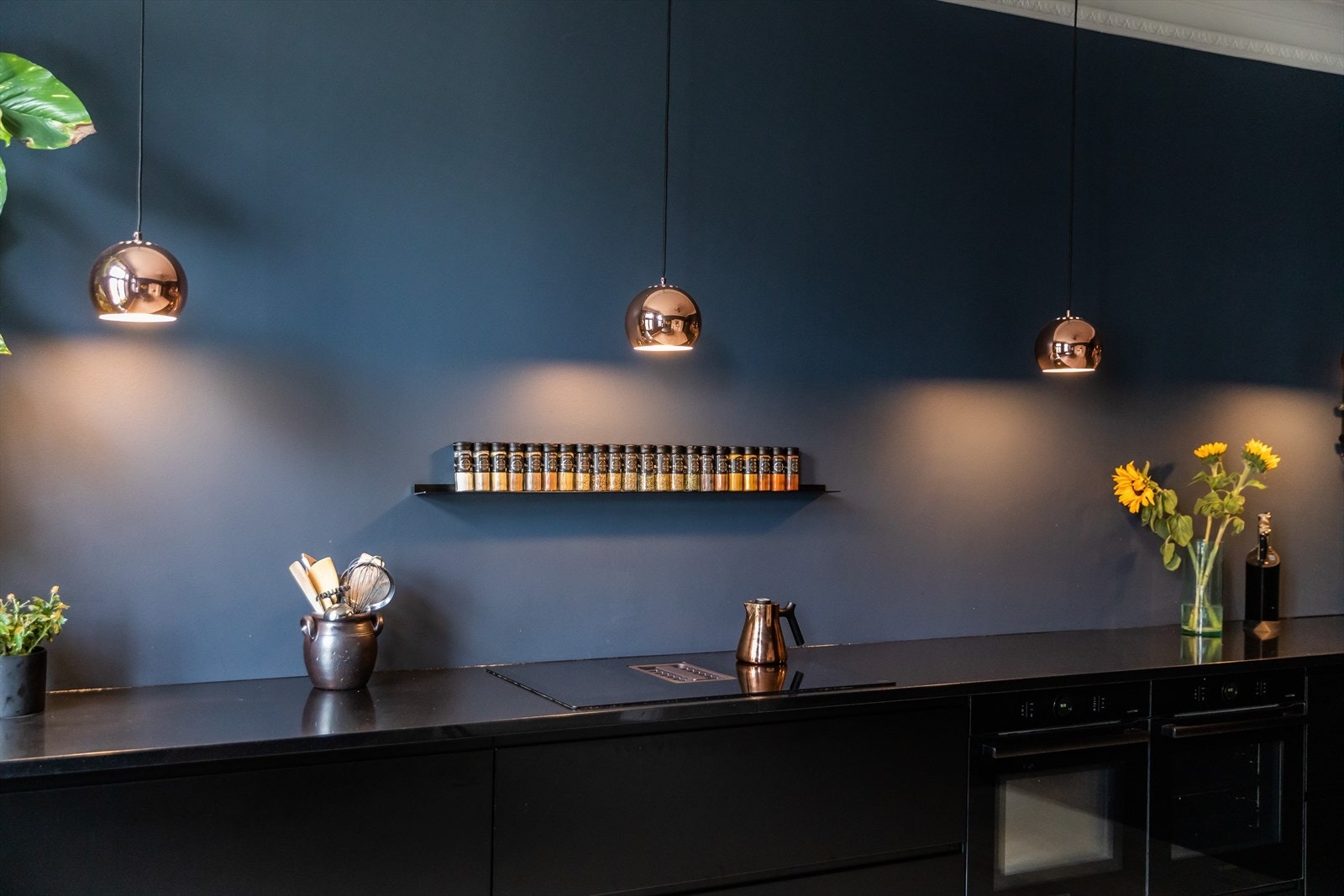 Det er rikelig med lagringsplass og gode arbeidsmuligheter på kjøkkenet. Galleribilde