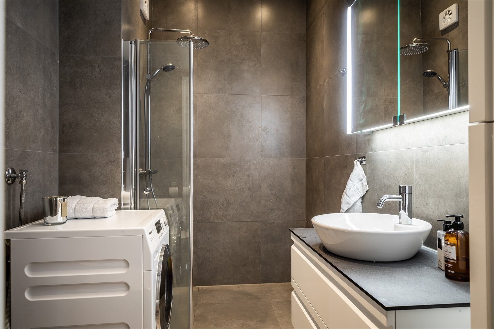 Delikat, fliselagt bad fra 2021/22 med varmekabler i gulv. Galleribilde