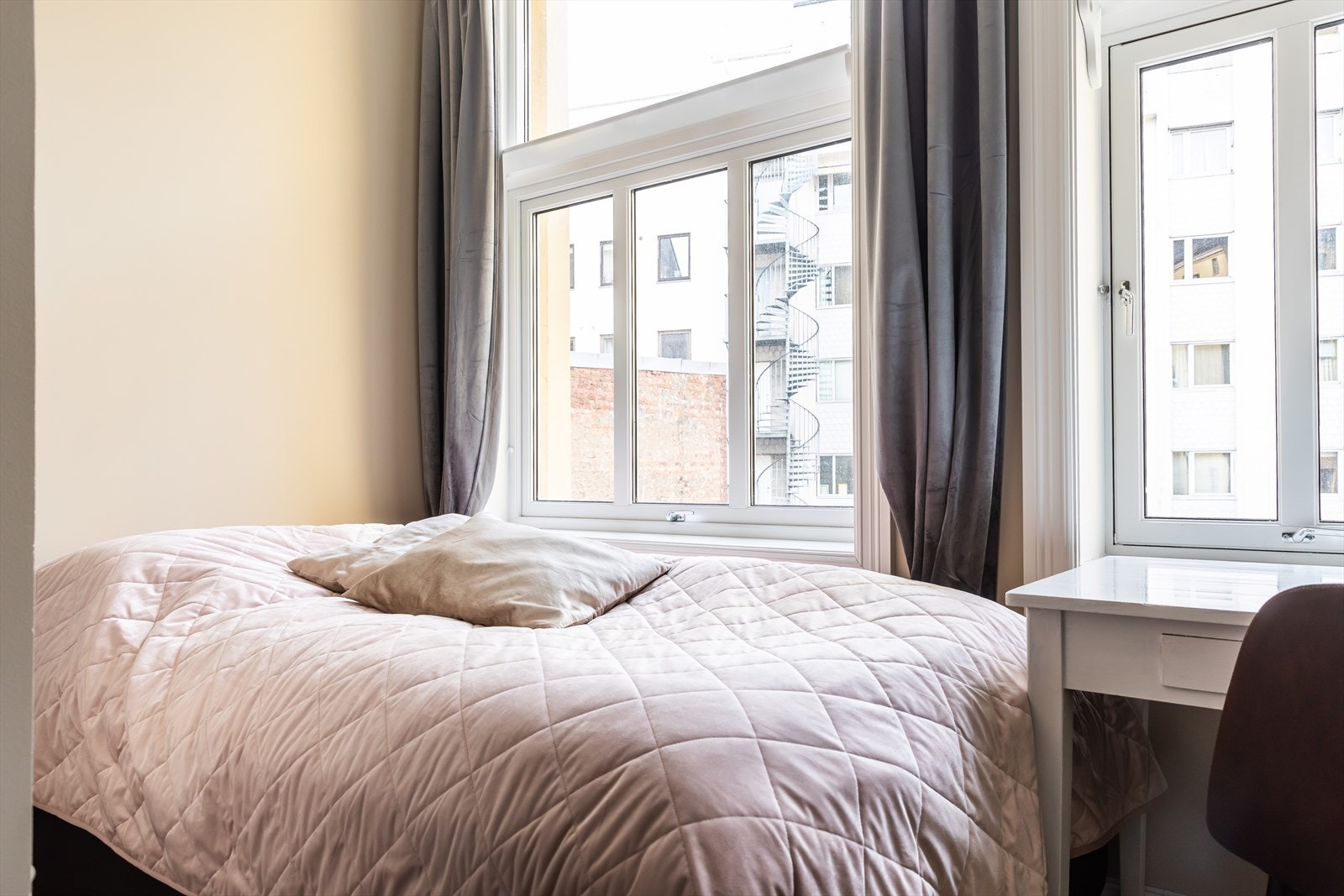 Soverommet er vendt mot rolig bakgård. Galleribilde