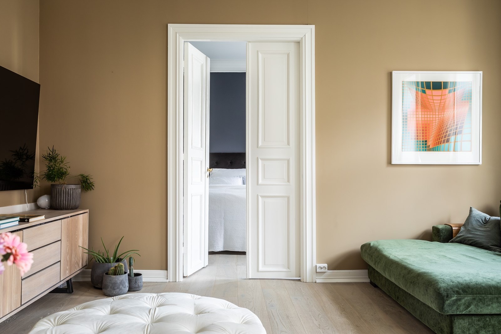 Klassiske, høye doble fløydører med inngang på hovedsoverommet. Galleribilde