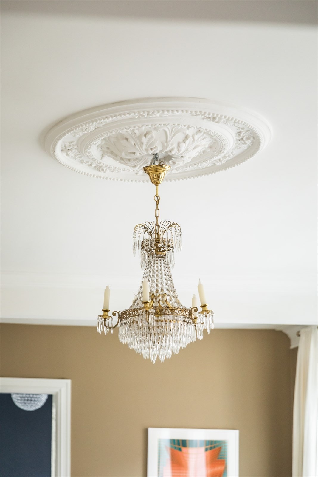 Flotte, klassiske detaljer som doble fløydører, rosetter, stukkatur og brystningspanel. Galleribilde