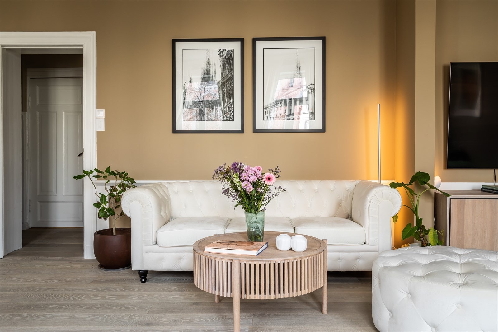 Stuen kan deles opp i flere soner og har veldig god plass til å møblere med sofagrupper og tilhørende møblement. Galleribilde