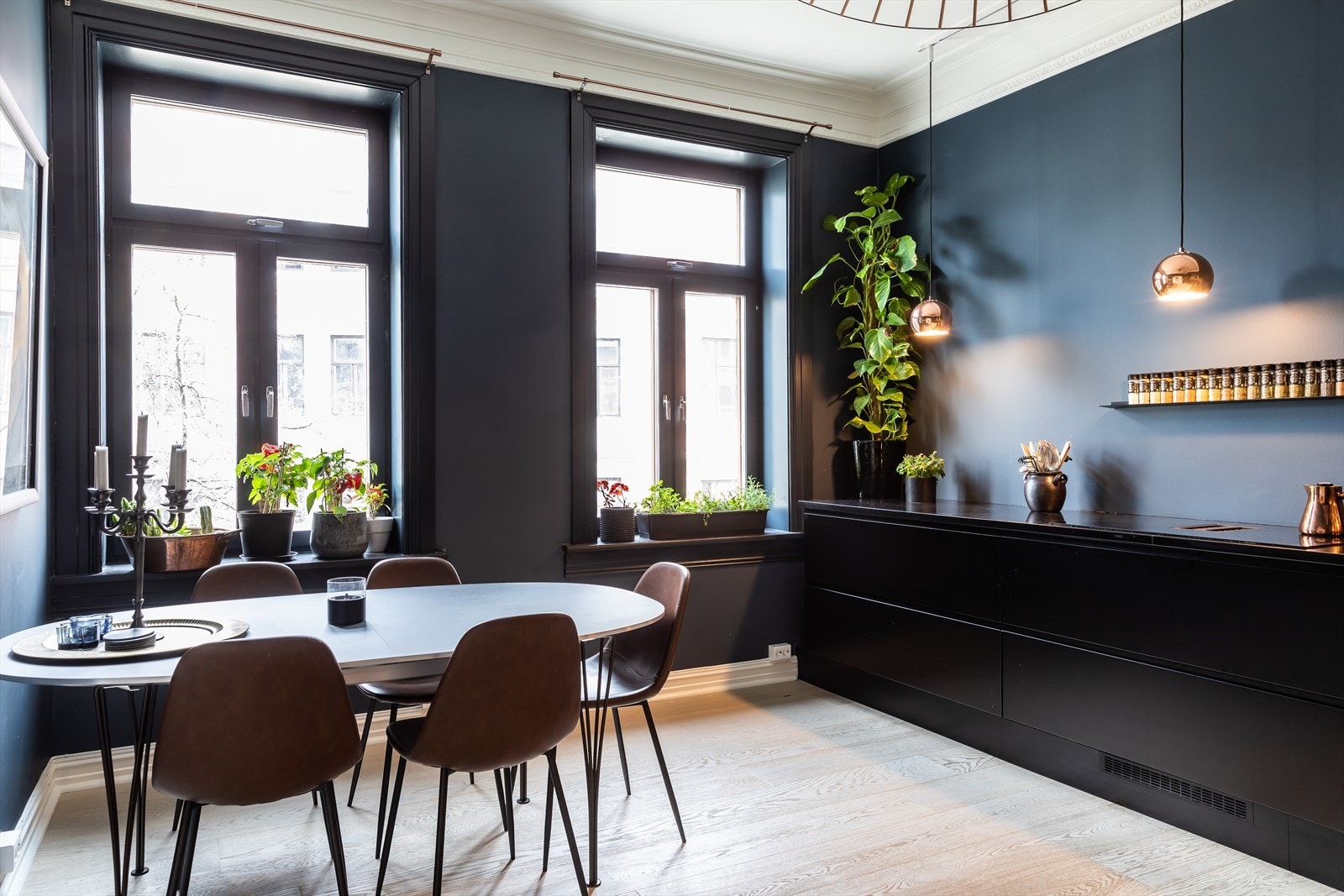 Store vinduer med naturlig lysinnfall på kjøkkenet samt montert smartbelysning i alle rom. Galleribilde