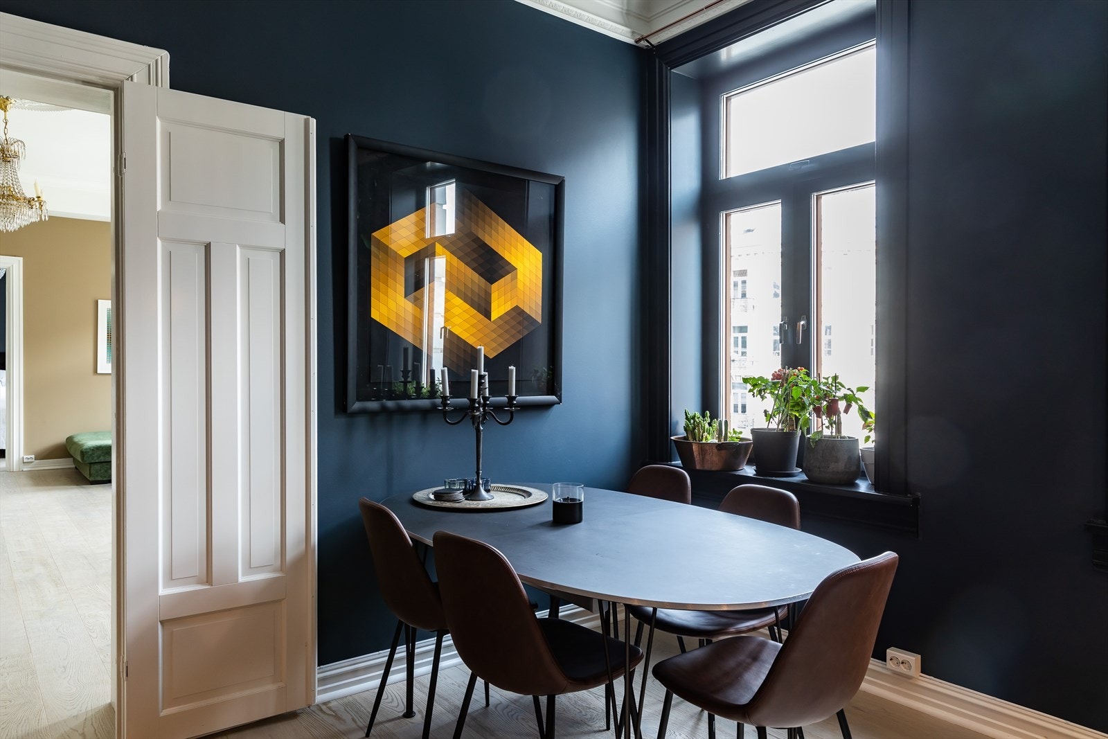 God plass til spisebord og tilhørende møblement. Galleribilde