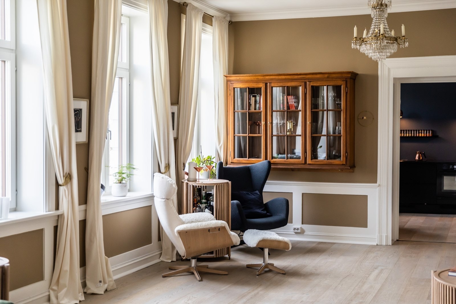 De store vinduene kombinert med generøs takhøyde på ca. 3 meter gir leiligheten en meget luftig følelse. Galleribilde