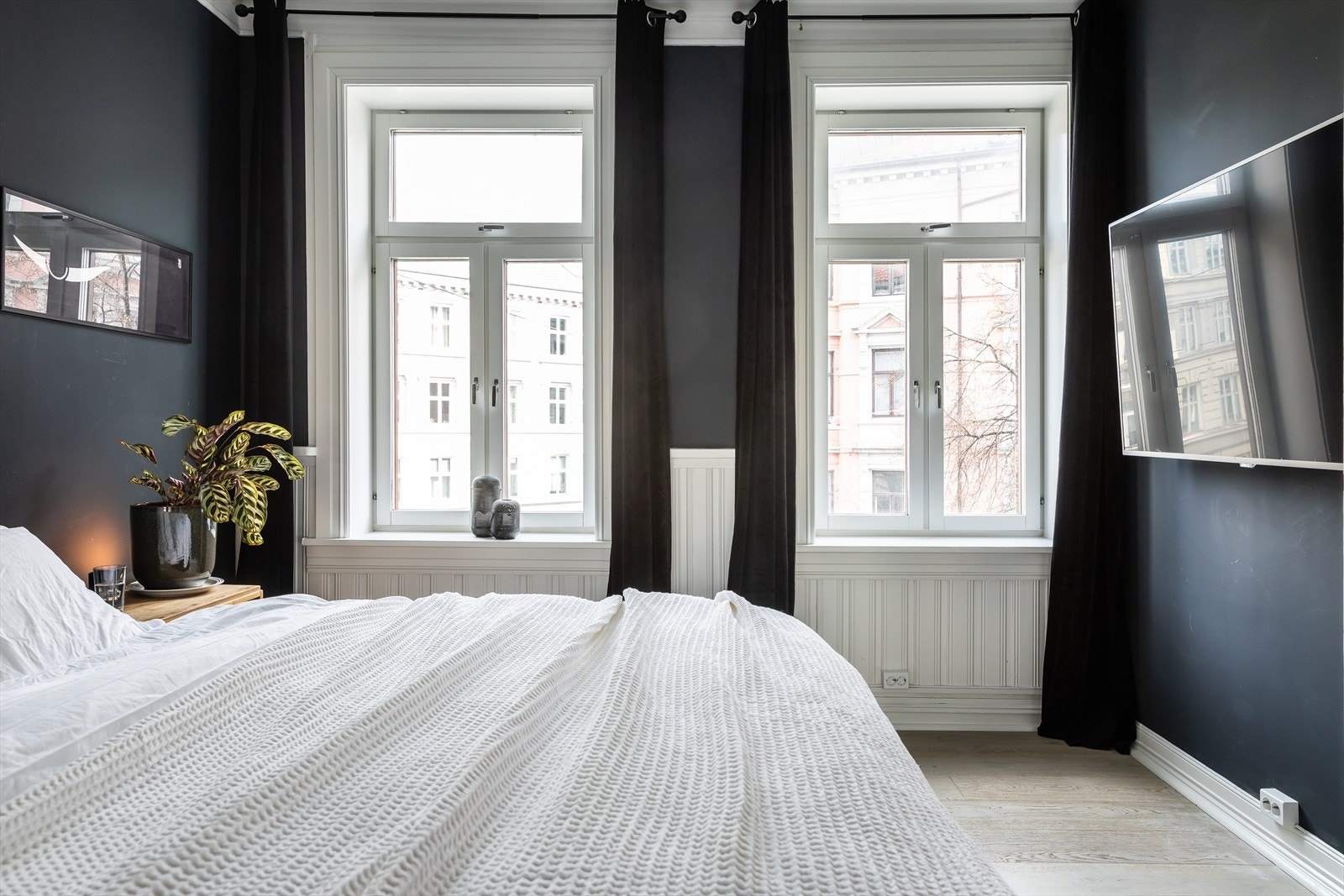 Soverommet er malt i behagelige farger og har rikelig med naturlig lysinnfall. Galleribilde