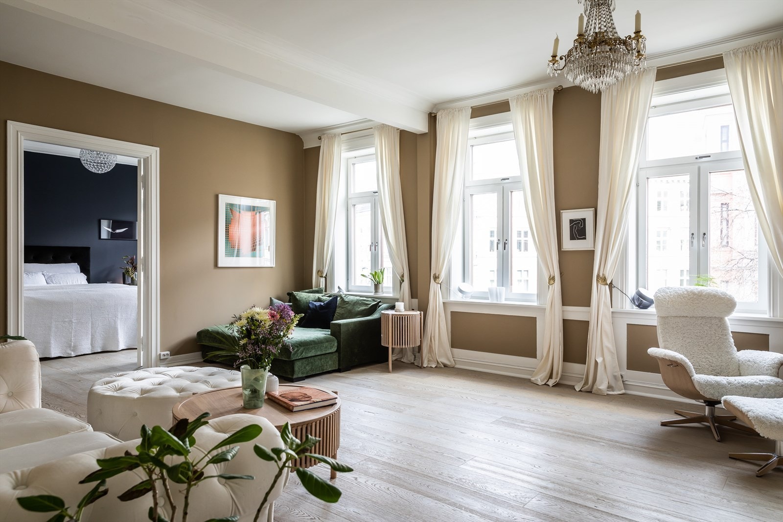 Gulvet er belagt med enstavs eikeparkett med appstyrt gulvvarme i alle oppholdsrom. Galleribilde