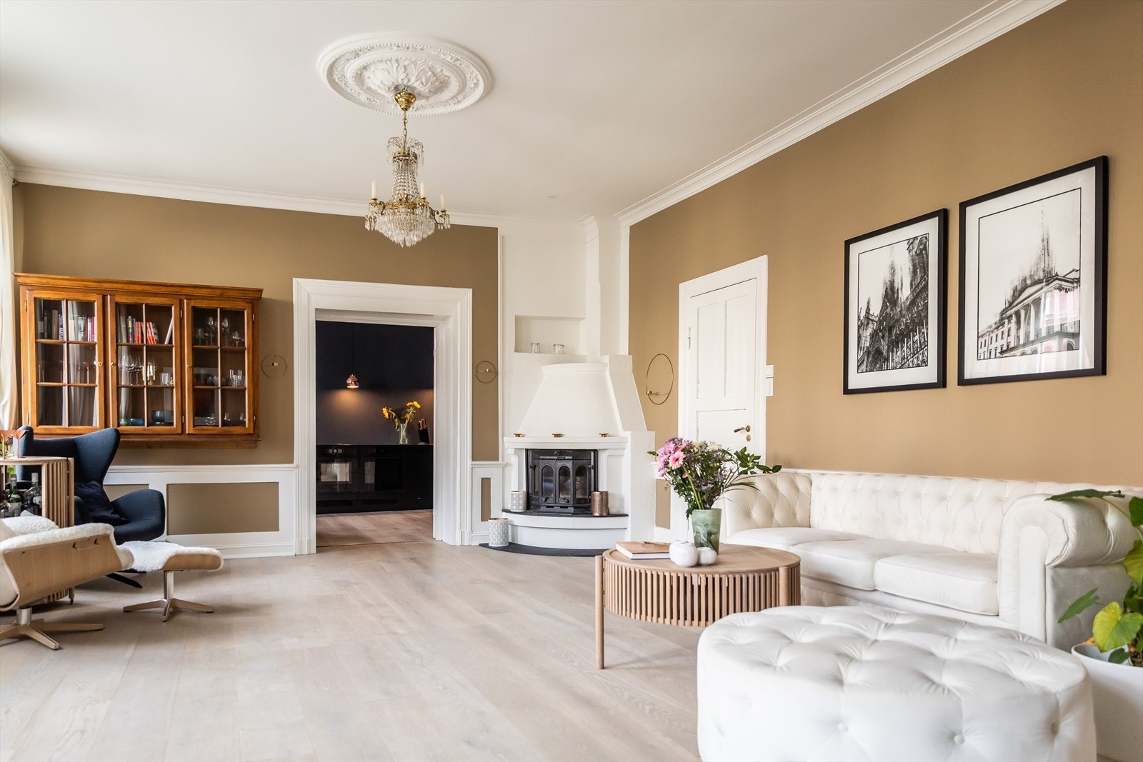 Klassisk, innebygd og overflatebehandlet peis i stuen. Galleribilde