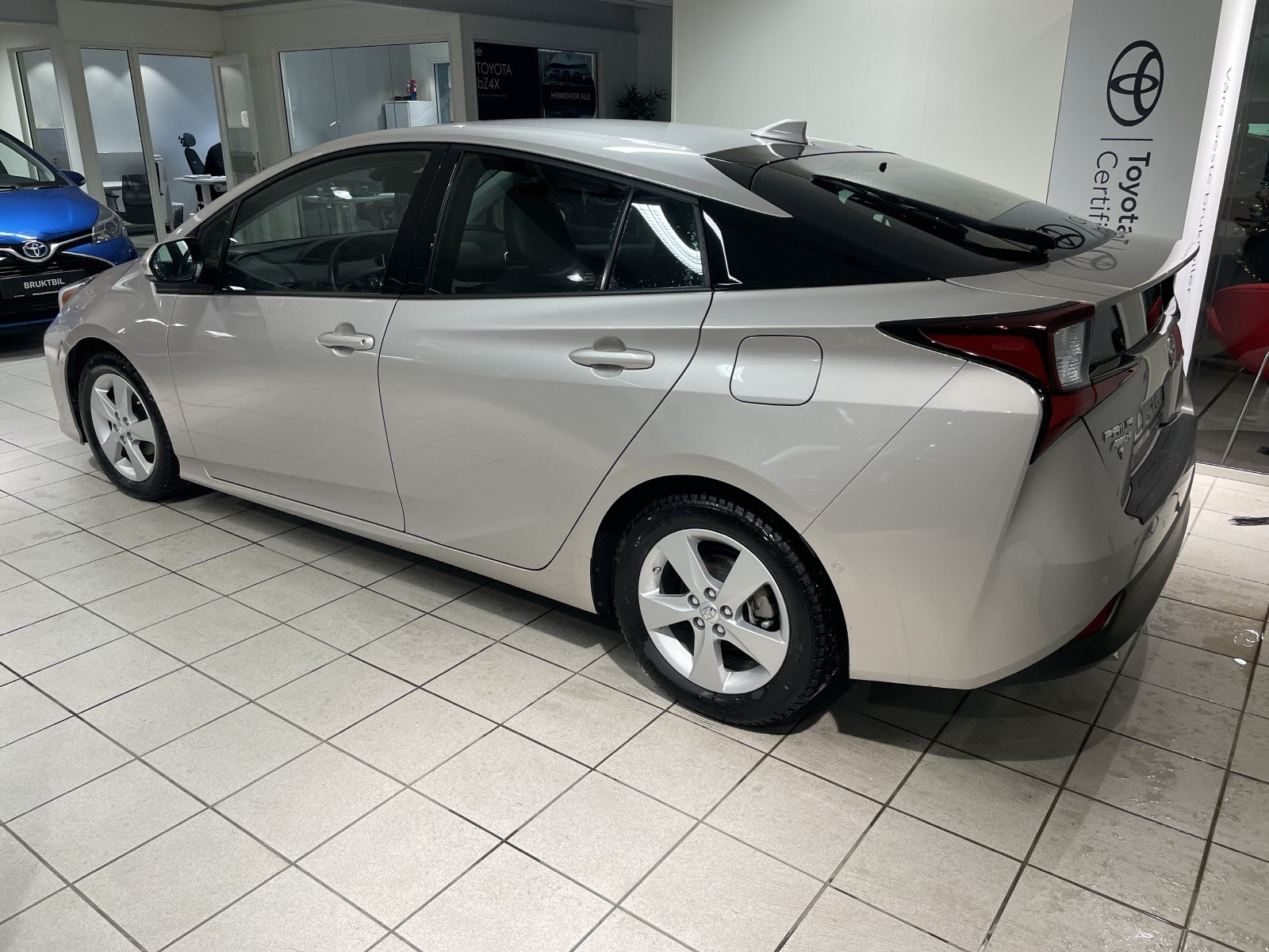 Toyota Prius 1,8 VVT-i Hybrid AWD-i Executive 3